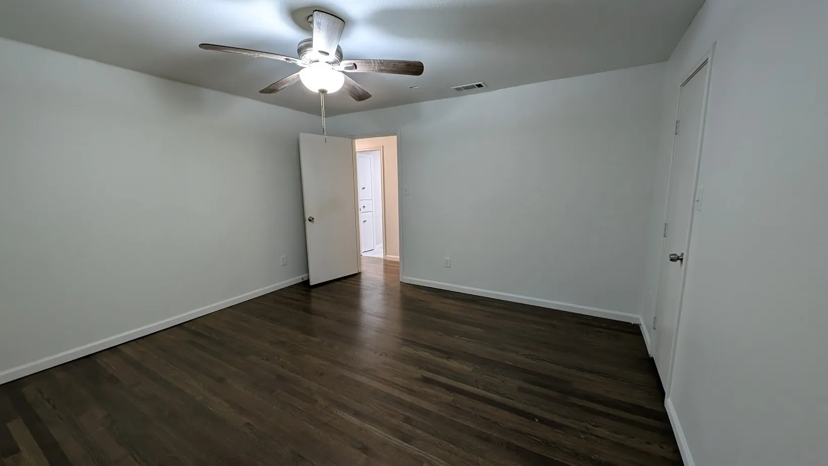 Single Family Residence For Sale in Dallas County , 1406 Eastus Drive, Dallas, Texas 75208, 3 Bedroom, 2 Bathroom, Garage spaces, 2,570 Sqft, built in 1951, mls#21400604, Real Estate Agent in Dallas, Homes For Sale in Dallas county, Homes For Sale in Dallas, Realtor in Dallas Texas, Real Estate Brokerage Independent Realty Texas, Luminita Cordes Realtor