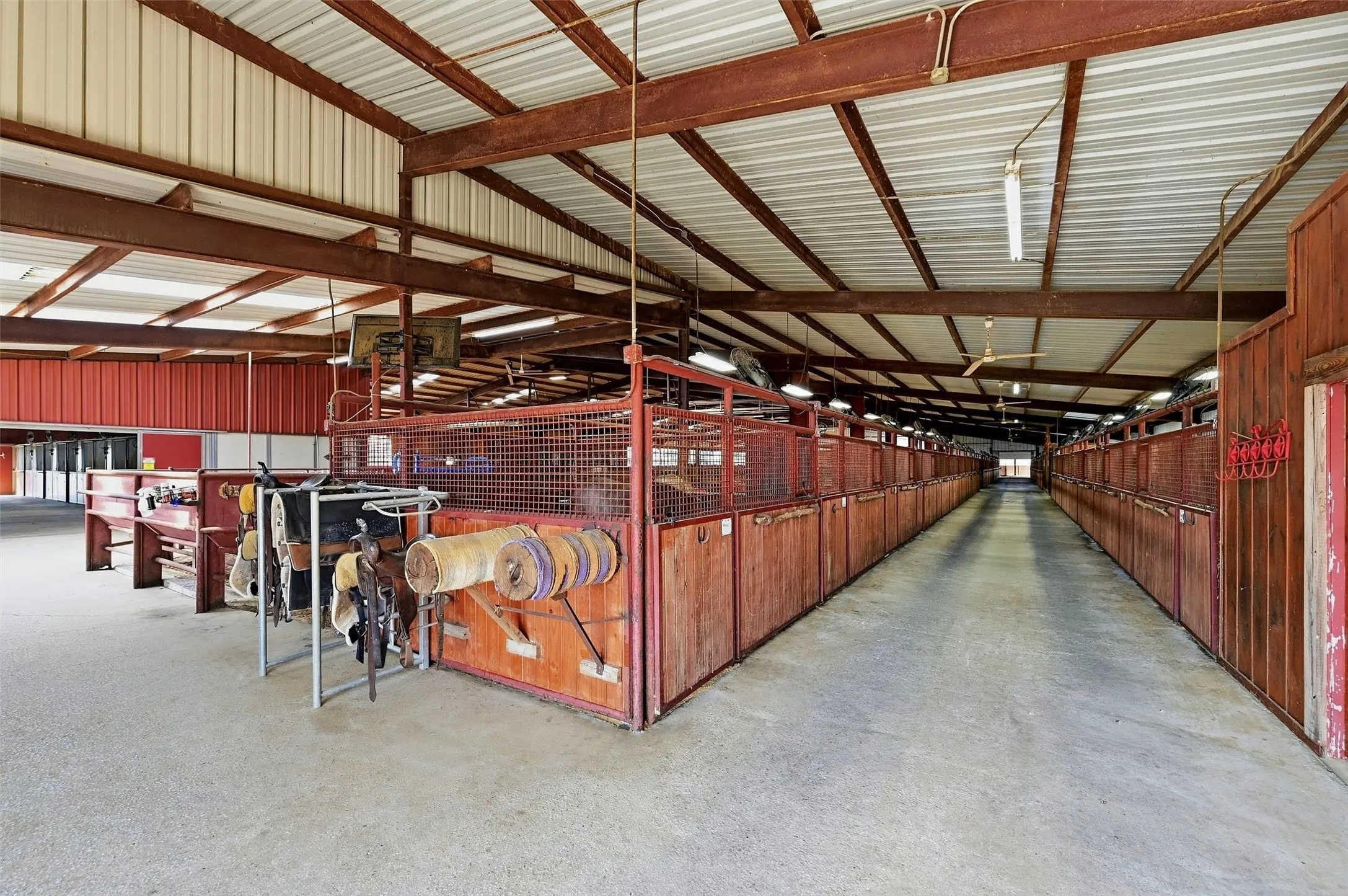 Aisle leading to stalls.  Roping chute and return to the left.