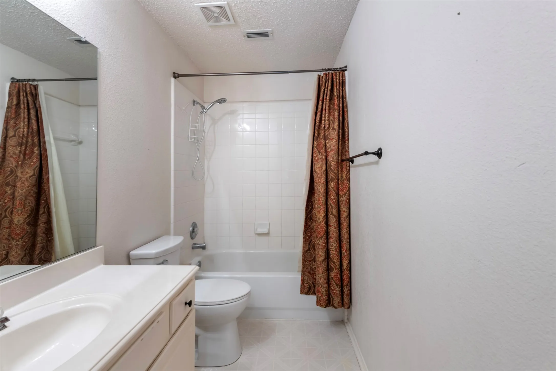Single Family Residence For Sale in Denton County , 2309 Tahoe Lane, Denton, Texas 76210, 4 Bedroom, 4 Bathroom, 2 Garage spaces, 2,618 Sqft, built in 2002, mls#21402603, Real Estate Agent in Denton, Homes For Sale in Denton county, Homes For Sale in Denton, Realtor in Denton Texas, Real Estate Brokerage Independent Realty Texas, Luminita Cordes Realtor