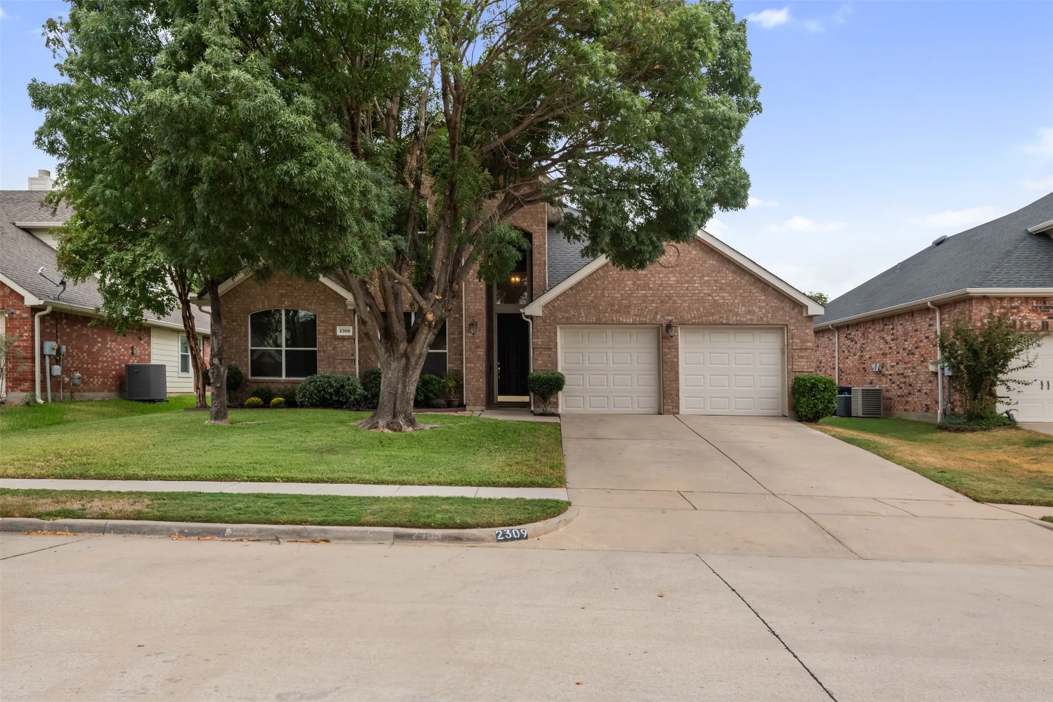 Single Family Residence For Sale in Denton County , 2309 Tahoe Lane, Denton, Texas 76210, 4 Bedroom, 4 Bathroom, 2 Garage spaces, 2,618 Sqft, built in 2002, mls#21402603, Real Estate Agent in Denton, Homes For Sale in Denton county, Homes For Sale in Denton, Realtor in Denton Texas, Real Estate Brokerage Independent Realty Texas, Luminita Cordes Realtor