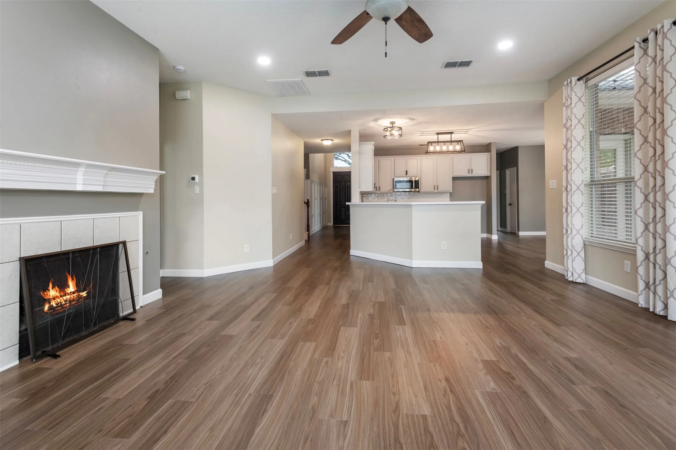 Single Family Residence For Sale in Denton County , 2309 Tahoe Lane, Denton, Texas 76210, 4 Bedroom, 4 Bathroom, 2 Garage spaces, 2,618 Sqft, built in 2002, mls#21402603, Real Estate Agent in Denton, Homes For Sale in Denton county, Homes For Sale in Denton, Realtor in Denton Texas, Real Estate Brokerage Independent Realty Texas, Luminita Cordes Realtor