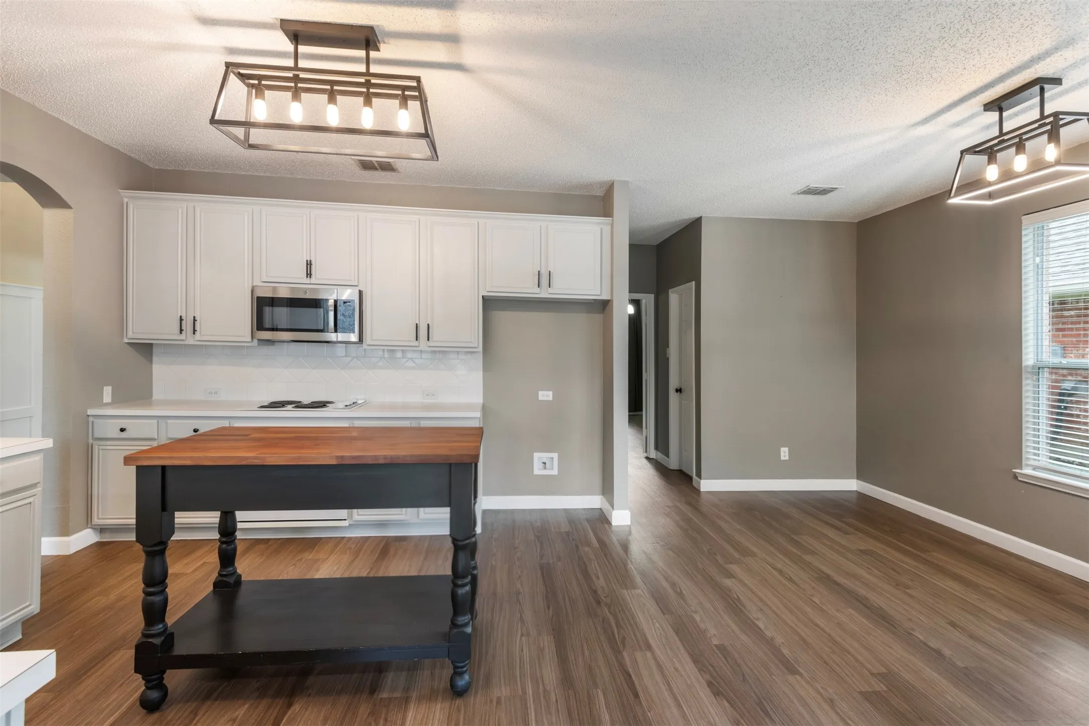 Single Family Residence For Sale in Denton County , 2309 Tahoe Lane, Denton, Texas 76210, 4 Bedroom, 4 Bathroom, 2 Garage spaces, 2,618 Sqft, built in 2002, mls#21402603, Real Estate Agent in Denton, Homes For Sale in Denton county, Homes For Sale in Denton, Realtor in Denton Texas, Real Estate Brokerage Independent Realty Texas, Luminita Cordes Realtor