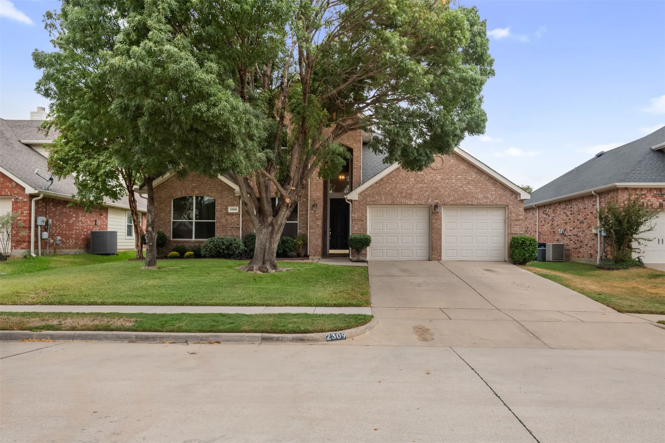 Single Family Residence For Sale in Denton County , 2309 Tahoe Lane, Denton, Texas 76210, 4 Bedroom, 4 Bathroom, 2 Garage spaces, 2,618 Sqft, built in 2002, mls#21402603, Real Estate Agent in Denton, Homes For Sale in Denton county, Homes For Sale in Denton, Realtor in Denton Texas, Real Estate Brokerage Independent Realty Texas, Luminita Cordes Realtor