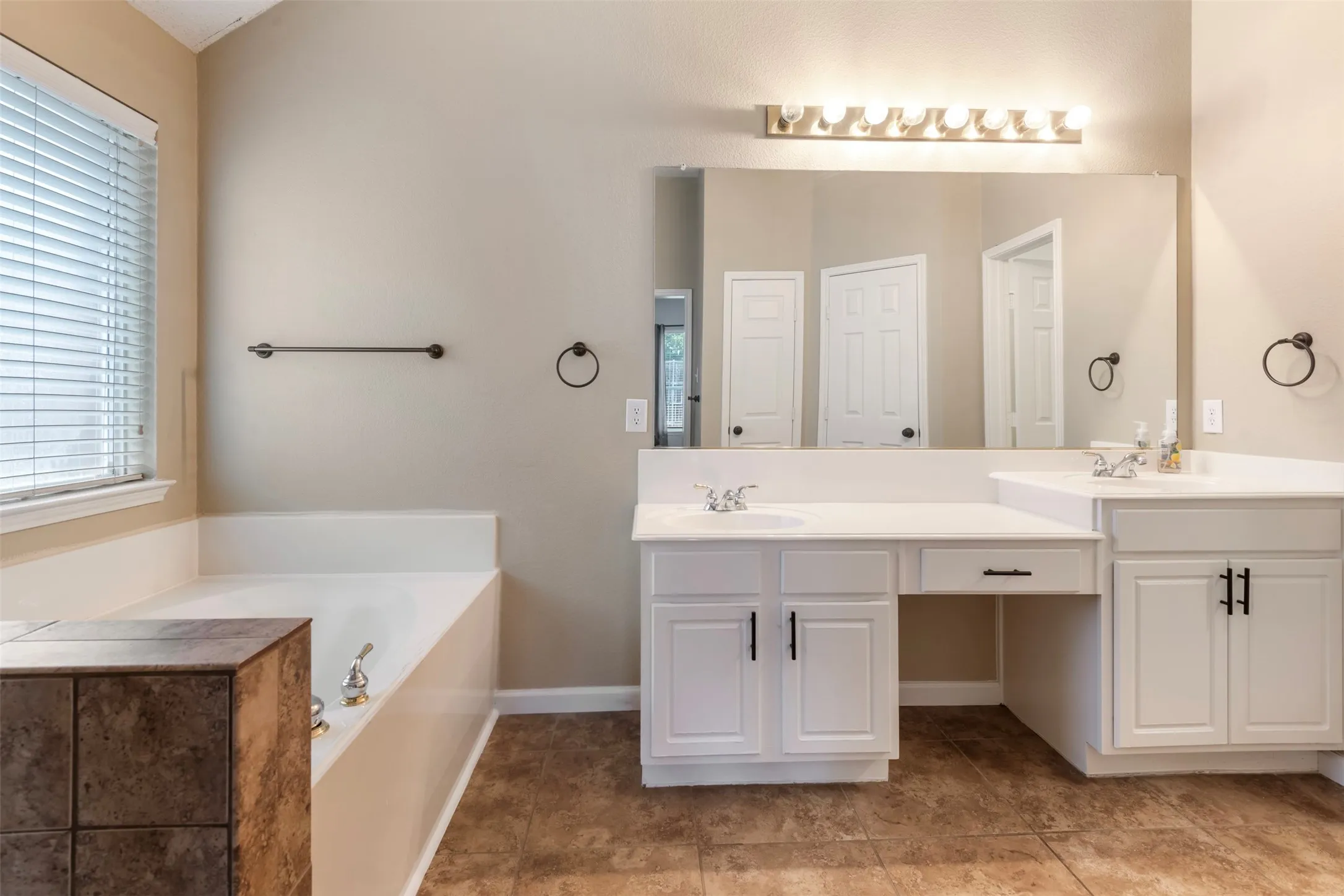 Single Family Residence For Sale in Denton County , 2309 Tahoe Lane, Denton, Texas 76210, 4 Bedroom, 4 Bathroom, 2 Garage spaces, 2,618 Sqft, built in 2002, mls#21402603, Real Estate Agent in Denton, Homes For Sale in Denton county, Homes For Sale in Denton, Realtor in Denton Texas, Real Estate Brokerage Independent Realty Texas, Luminita Cordes Realtor