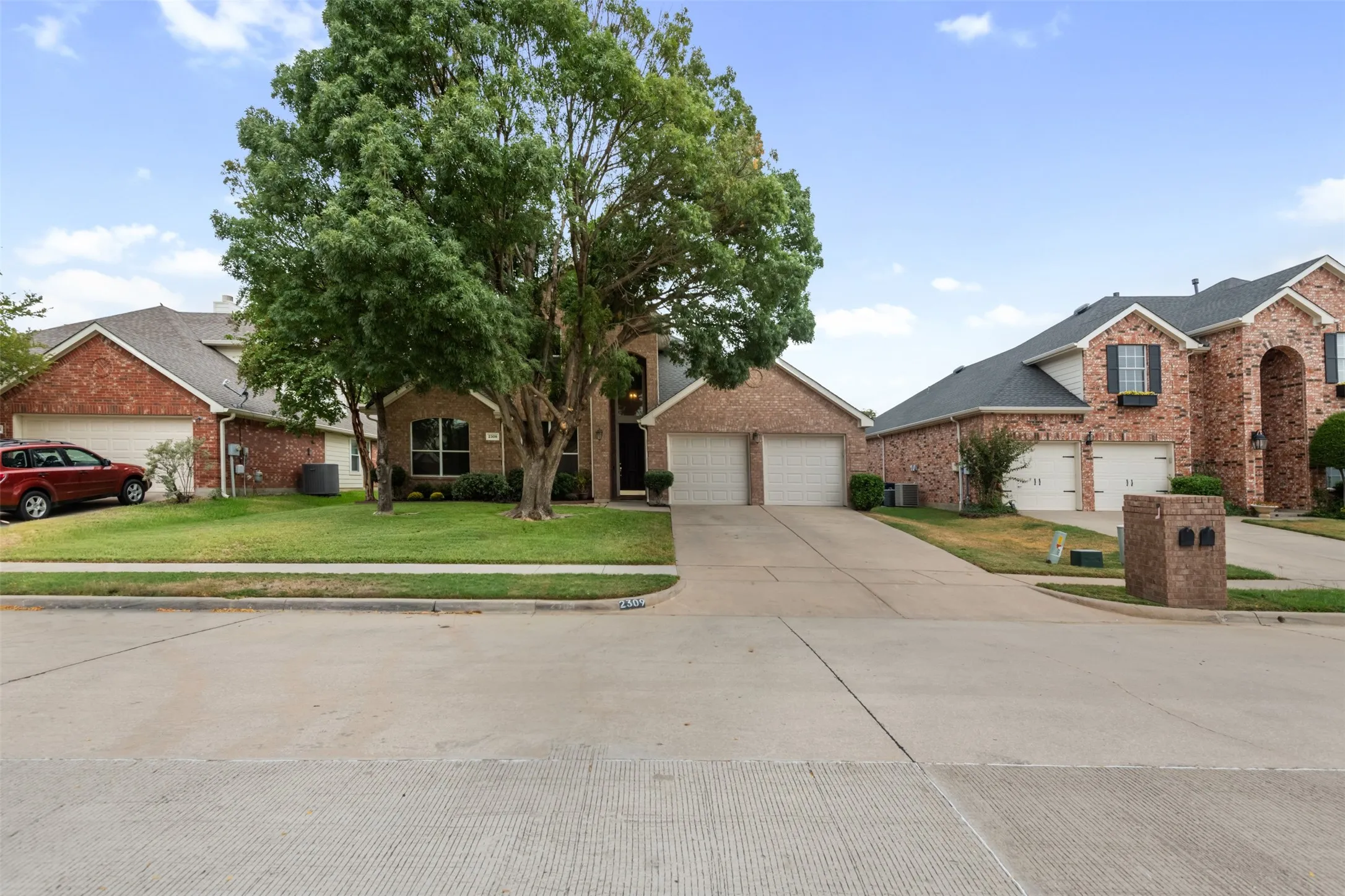 Single Family Residence For Sale in Denton County , 2309 Tahoe Lane, Denton, Texas 76210, 4 Bedroom, 4 Bathroom, 2 Garage spaces, 2,618 Sqft, built in 2002, mls#21402603, Real Estate Agent in Denton, Homes For Sale in Denton county, Homes For Sale in Denton, Realtor in Denton Texas, Real Estate Brokerage Independent Realty Texas, Luminita Cordes Realtor