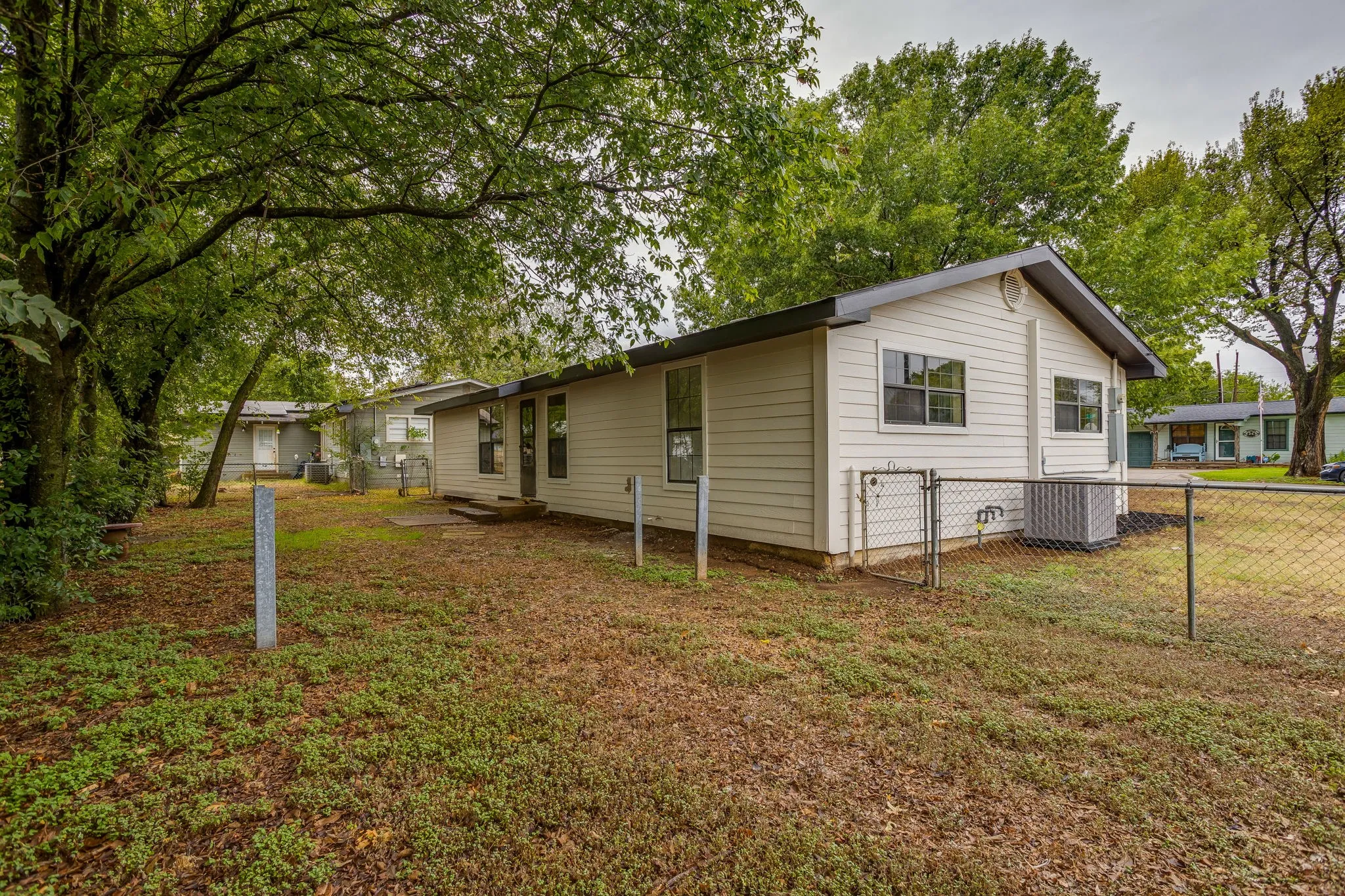 Single Family Residence For Sale in Johnson County , 703 Odell Street, Cleburne, Texas 76033, 4 Bedroom, 2 Bathroom, Garage spaces, 1,431 Sqft, built in 1970, mls#21400602, Real Estate Agent in Cleburne, Homes For Sale in Johnson county, Homes For Sale in Cleburne, Realtor in Cleburne Texas, Real Estate Brokerage Independent Realty Texas, Luminita Cordes Realtor