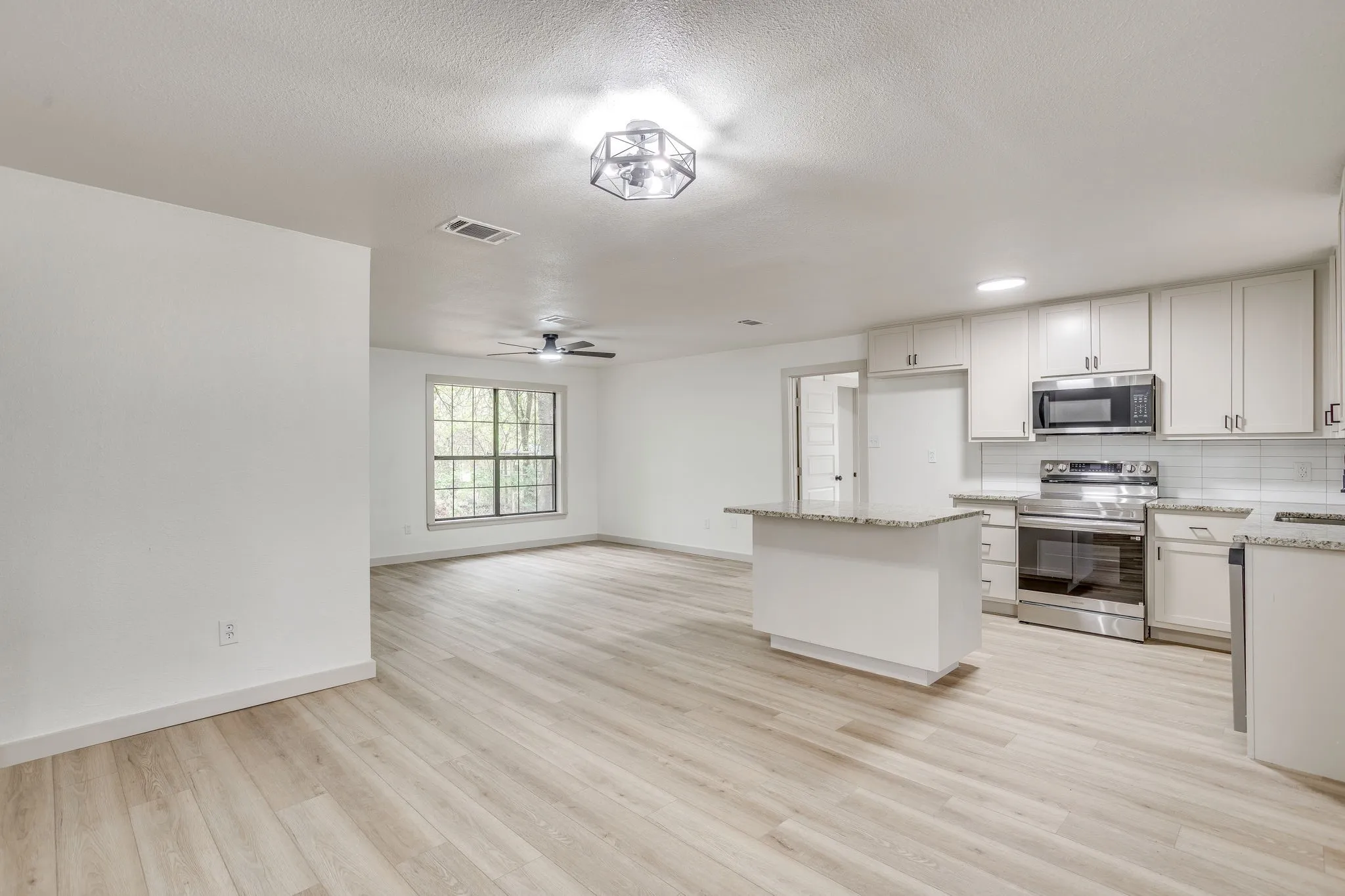 Single Family Residence For Sale in Johnson County , 703 Odell Street, Cleburne, Texas 76033, 4 Bedroom, 2 Bathroom, Garage spaces, 1,431 Sqft, built in 1970, mls#21400602, Real Estate Agent in Cleburne, Homes For Sale in Johnson county, Homes For Sale in Cleburne, Realtor in Cleburne Texas, Real Estate Brokerage Independent Realty Texas, Luminita Cordes Realtor