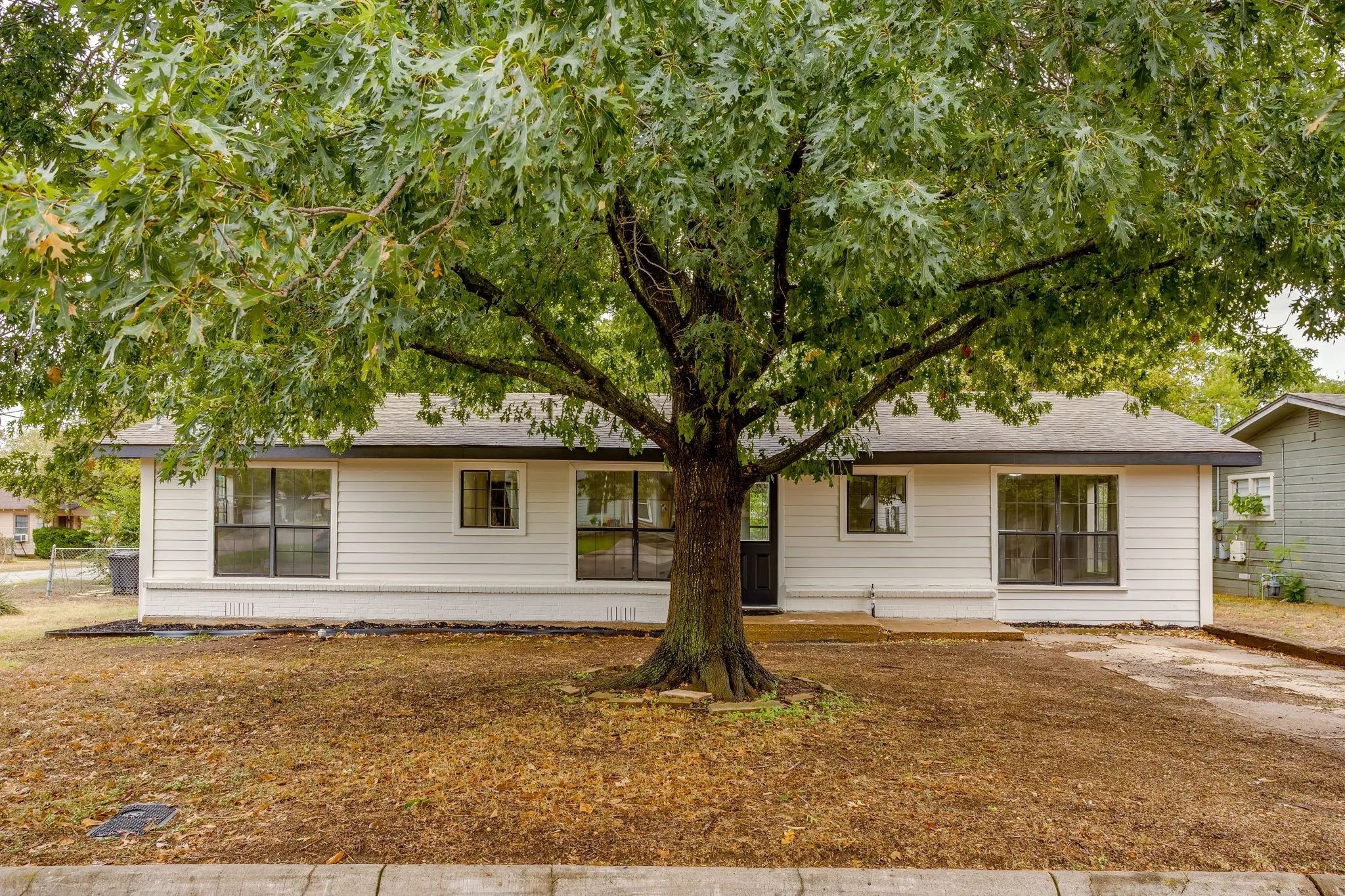 Single Family Residence For Sale in Johnson County , 703 Odell Street, Cleburne, Texas 76033, 4 Bedroom, 2 Bathroom, Garage spaces, 1,431 Sqft, built in 1970, mls#21400602, Real Estate Agent in Cleburne, Homes For Sale in Johnson county, Homes For Sale in Cleburne, Realtor in Cleburne Texas, Real Estate Brokerage Independent Realty Texas, Luminita Cordes Realtor