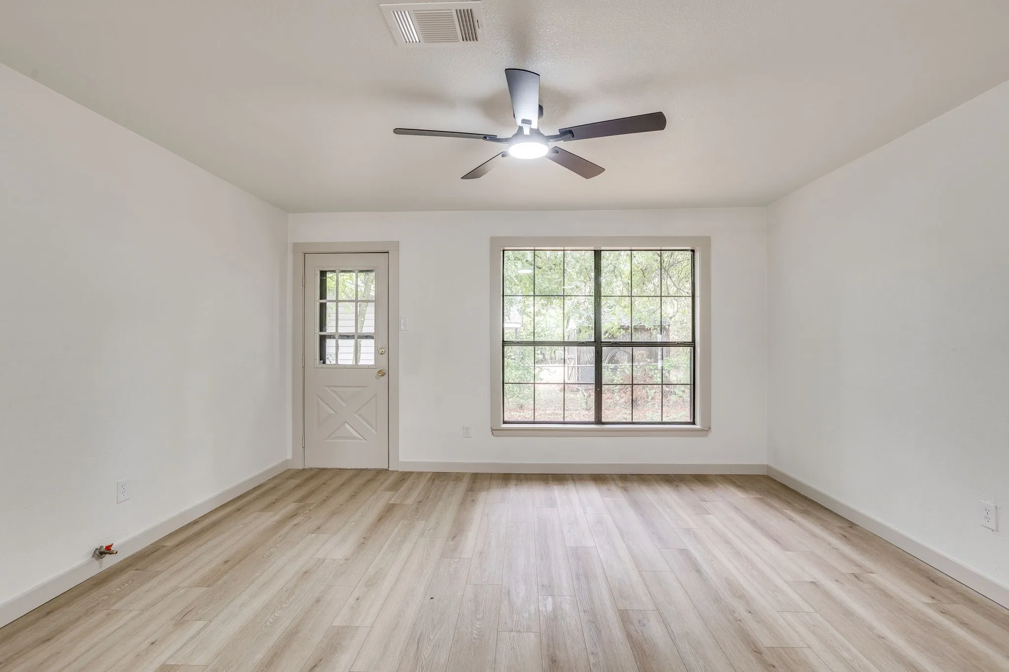 Single Family Residence For Sale in Johnson County , 703 Odell Street, Cleburne, Texas 76033, 4 Bedroom, 2 Bathroom, Garage spaces, 1,431 Sqft, built in 1970, mls#21400602, Real Estate Agent in Cleburne, Homes For Sale in Johnson county, Homes For Sale in Cleburne, Realtor in Cleburne Texas, Real Estate Brokerage Independent Realty Texas, Luminita Cordes Realtor