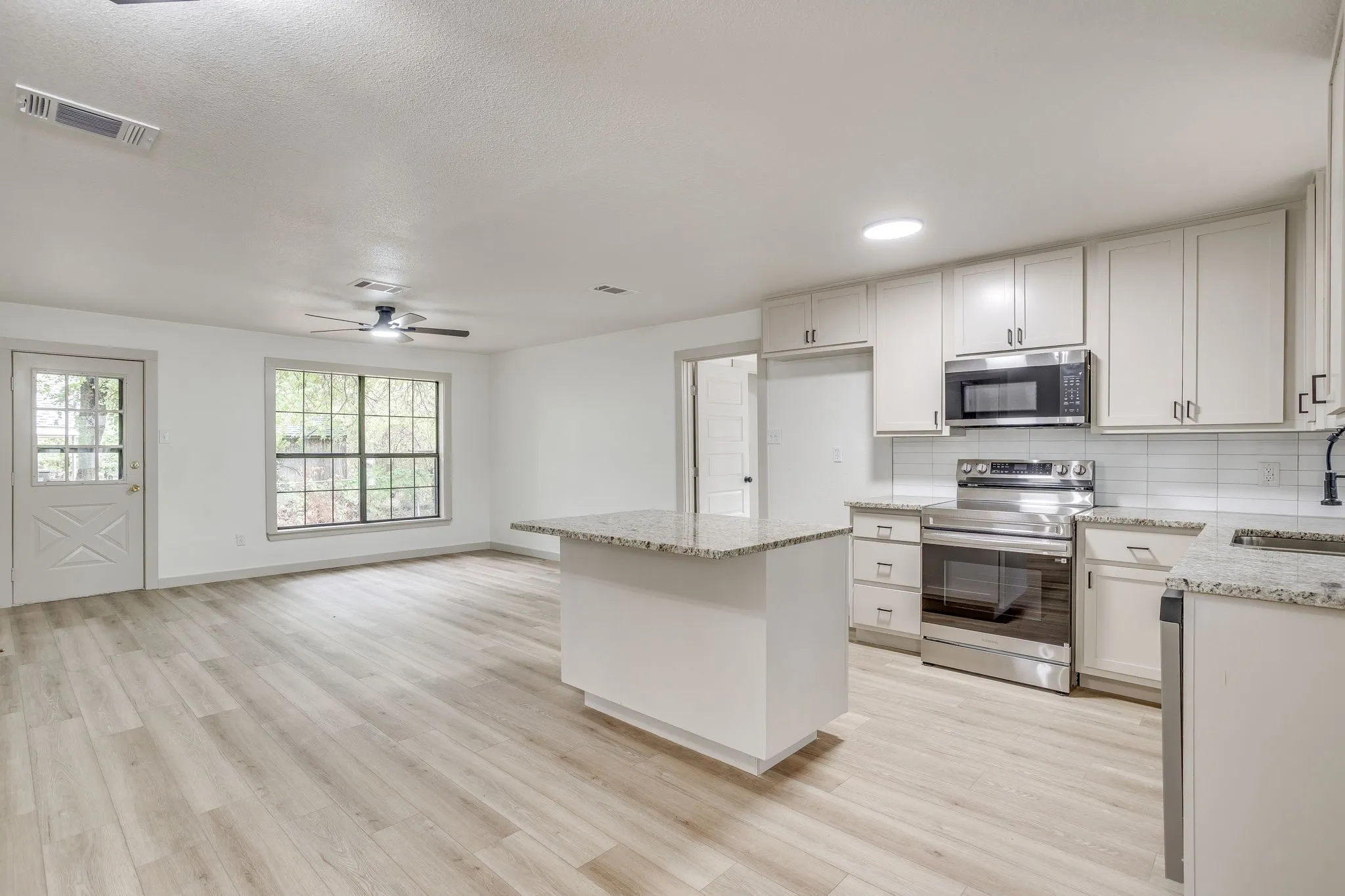 Single Family Residence For Sale in Johnson County , 703 Odell Street, Cleburne, Texas 76033, 4 Bedroom, 2 Bathroom, Garage spaces, 1,431 Sqft, built in 1970, mls#21400602, Real Estate Agent in Cleburne, Homes For Sale in Johnson county, Homes For Sale in Cleburne, Realtor in Cleburne Texas, Real Estate Brokerage Independent Realty Texas, Luminita Cordes Realtor
