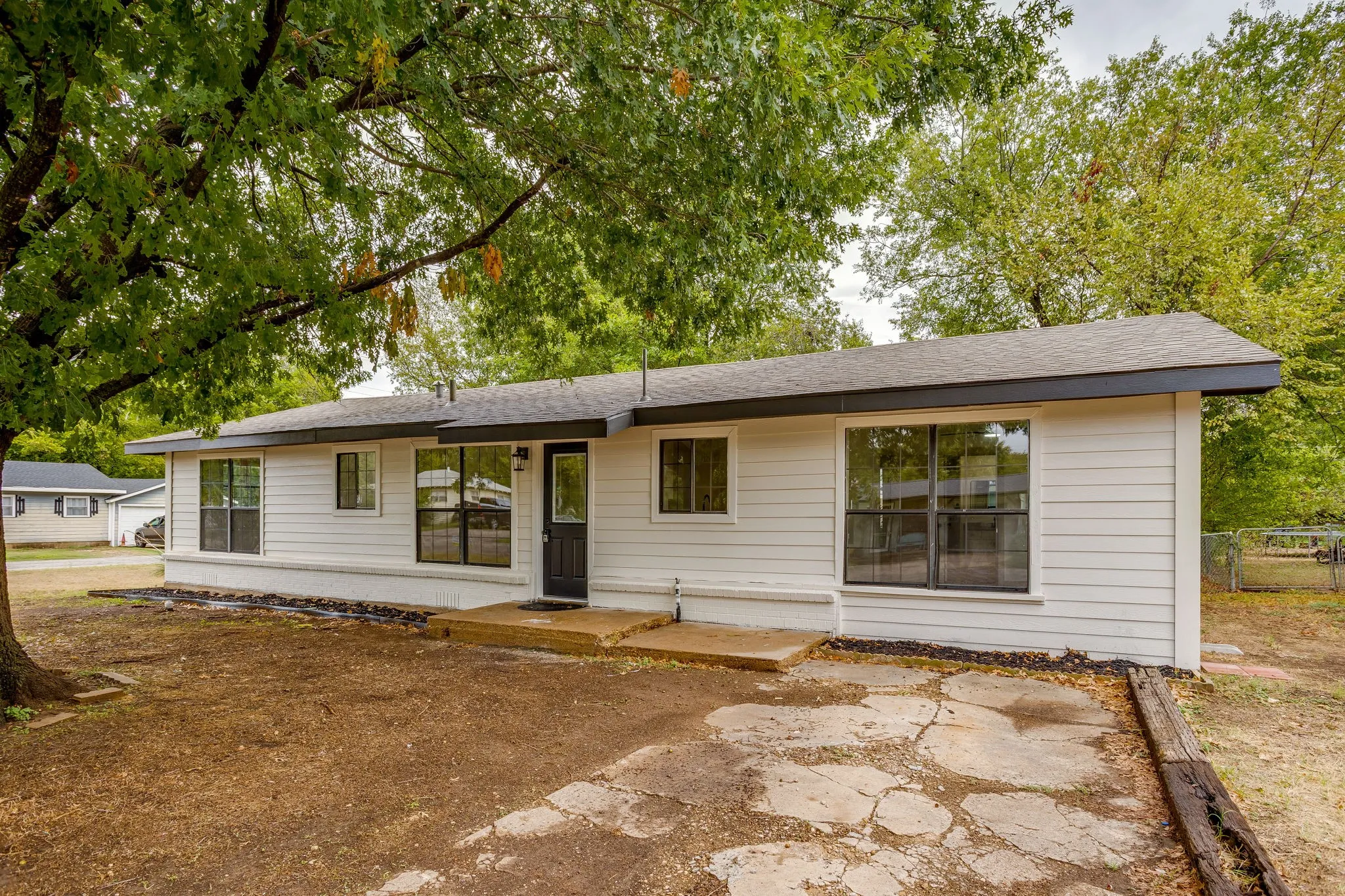 Single Family Residence For Sale in Johnson County , 703 Odell Street, Cleburne, Texas 76033, 4 Bedroom, 2 Bathroom, Garage spaces, 1,431 Sqft, built in 1970, mls#21400602, Real Estate Agent in Cleburne, Homes For Sale in Johnson county, Homes For Sale in Cleburne, Realtor in Cleburne Texas, Real Estate Brokerage Independent Realty Texas, Luminita Cordes Realtor