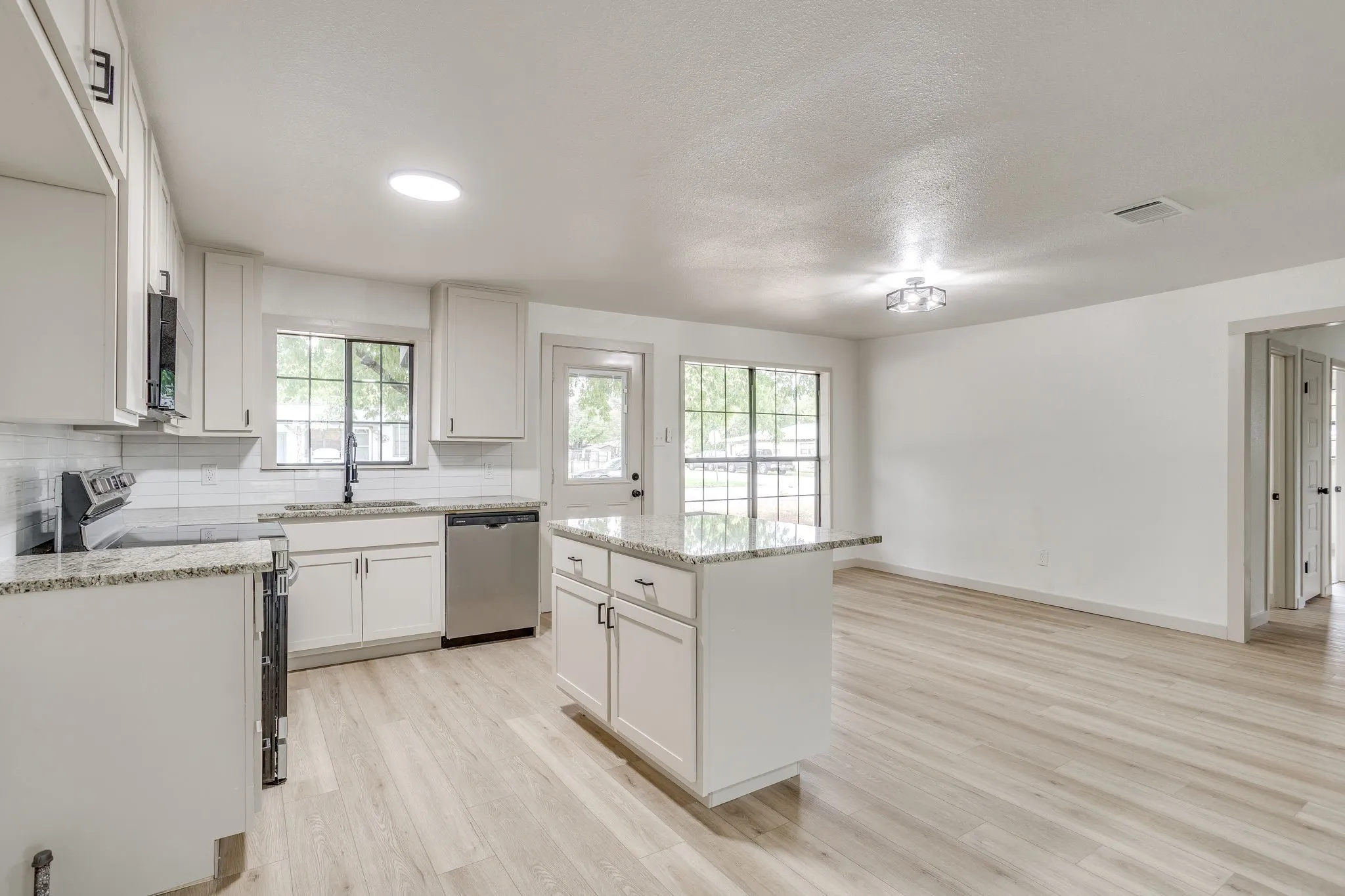 Single Family Residence For Sale in Johnson County , 703 Odell Street, Cleburne, Texas 76033, 4 Bedroom, 2 Bathroom, Garage spaces, 1,431 Sqft, built in 1970, mls#21400602, Real Estate Agent in Cleburne, Homes For Sale in Johnson county, Homes For Sale in Cleburne, Realtor in Cleburne Texas, Real Estate Brokerage Independent Realty Texas, Luminita Cordes Realtor