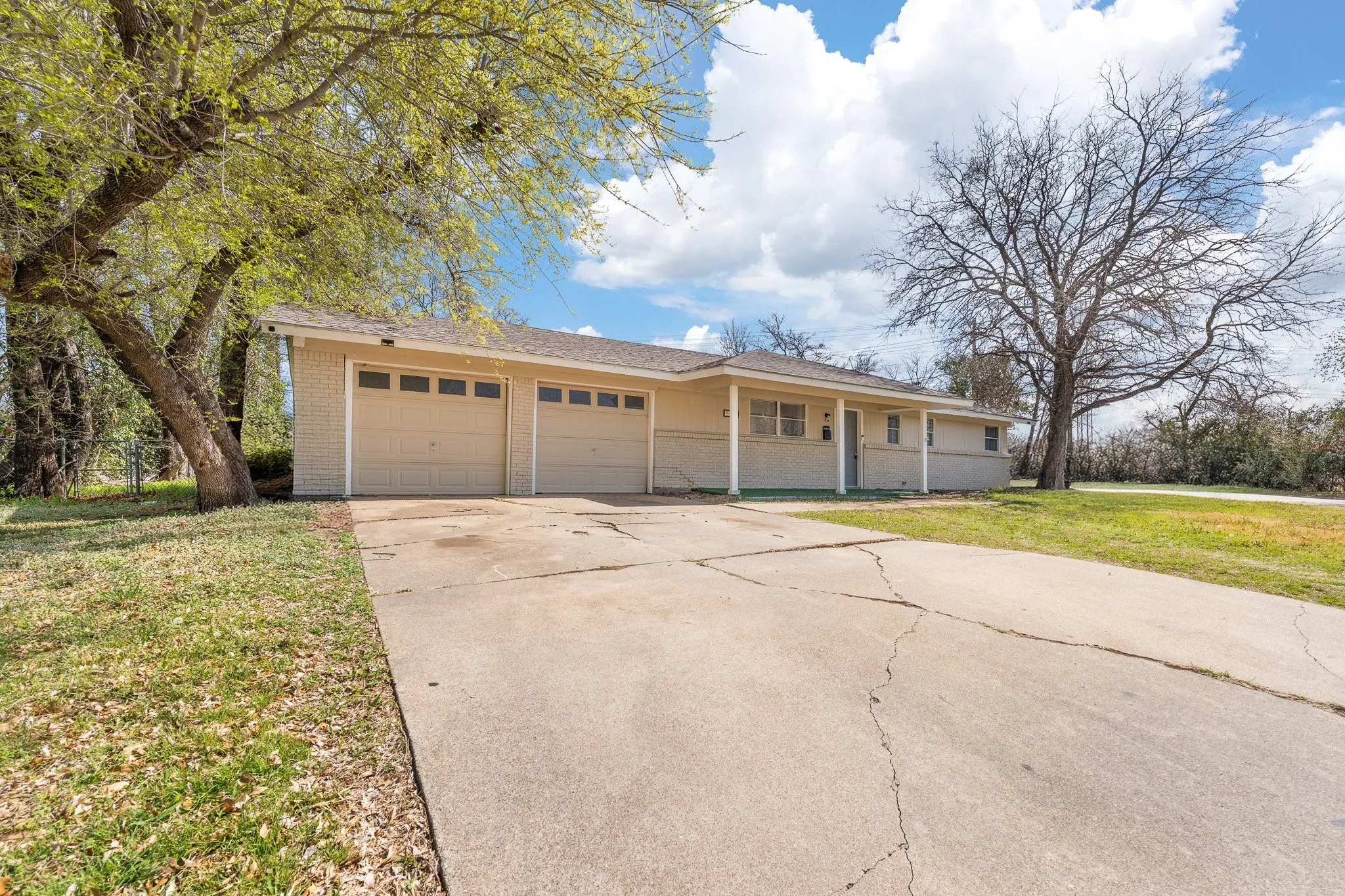 Single Family Residence For Sale in Tarrant County , 5509 Westhaven Drive, Fort Worth, Texas 76132, 3 Bedroom, 2 Bathroom, 2 Garage spaces, 1,323 Sqft, built in 1959, mls#21402924, Real Estate Agent in Fort Worth, Homes For Sale in Tarrant county, Homes For Sale in Fort Worth, Realtor in Fort Worth Texas, Real Estate Brokerage Independent Realty Texas, Luminita Cordes Realtor