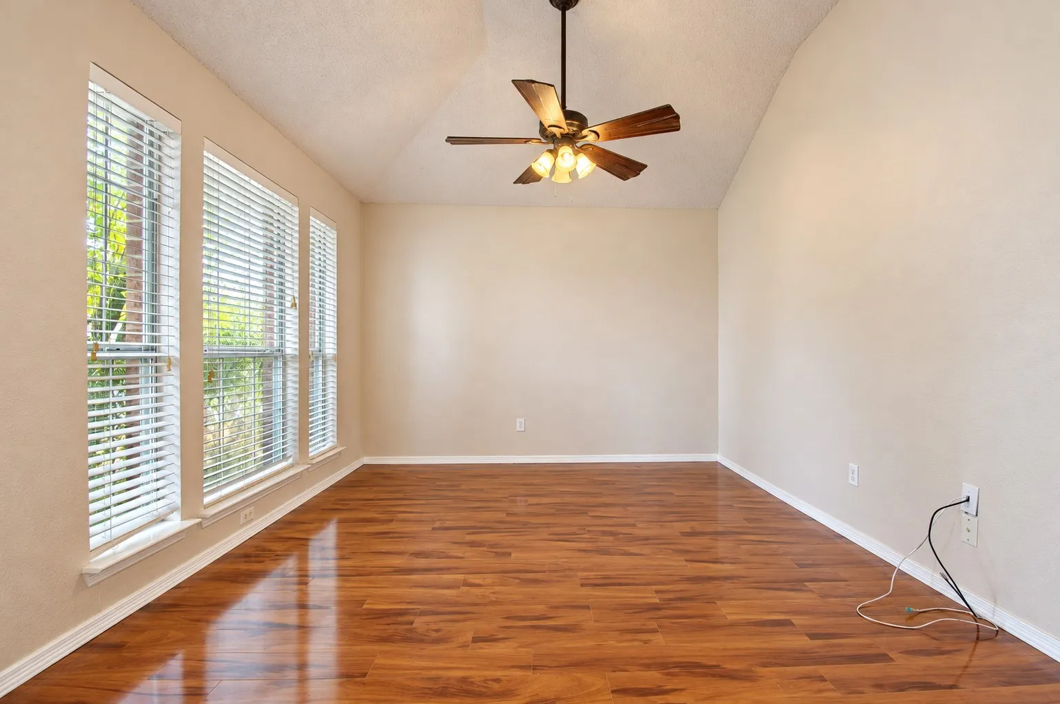 Single Family Residence For Sale in Tarrant County , 6917 Coldwater Canyon Road, Fort Worth, Texas 76132, 3 Bedroom, 2 Bathroom, 2 Garage spaces, 1,821 Sqft, built in 1999, mls#21402914, Real Estate Agent in Fort Worth, Homes For Sale in Tarrant county, Homes For Sale in Fort Worth, Realtor in Fort Worth Texas, Real Estate Brokerage Independent Realty Texas, Luminita Cordes Realtor