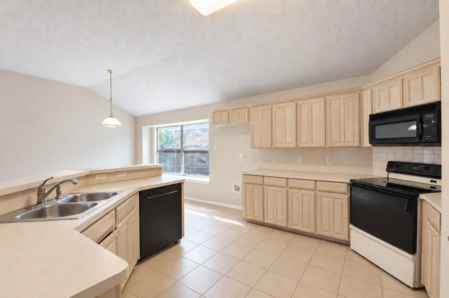 Single Family Residence For Sale in Tarrant County , 6917 Coldwater Canyon Road, Fort Worth, Texas 76132, 3 Bedroom, 2 Bathroom, 2 Garage spaces, 1,821 Sqft, built in 1999, mls#21402914, Real Estate Agent in Fort Worth, Homes For Sale in Tarrant county, Homes For Sale in Fort Worth, Realtor in Fort Worth Texas, Real Estate Brokerage Independent Realty Texas, Luminita Cordes Realtor