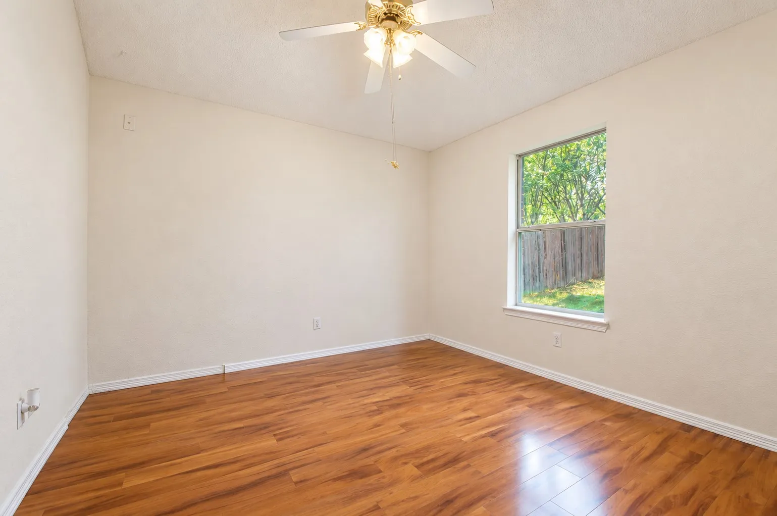 Single Family Residence For Sale in Tarrant County , 6917 Coldwater Canyon Road, Fort Worth, Texas 76132, 3 Bedroom, 2 Bathroom, 2 Garage spaces, 1,821 Sqft, built in 1999, mls#21402914, Real Estate Agent in Fort Worth, Homes For Sale in Tarrant county, Homes For Sale in Fort Worth, Realtor in Fort Worth Texas, Real Estate Brokerage Independent Realty Texas, Luminita Cordes Realtor
