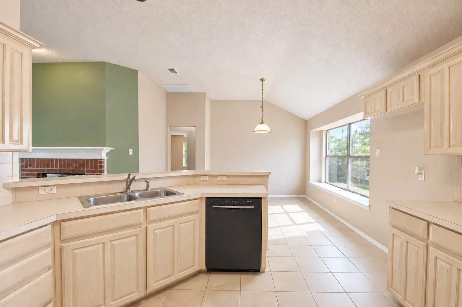 Single Family Residence For Sale in Tarrant County , 6917 Coldwater Canyon Road, Fort Worth, Texas 76132, 3 Bedroom, 2 Bathroom, 2 Garage spaces, 1,821 Sqft, built in 1999, mls#21402914, Real Estate Agent in Fort Worth, Homes For Sale in Tarrant county, Homes For Sale in Fort Worth, Realtor in Fort Worth Texas, Real Estate Brokerage Independent Realty Texas, Luminita Cordes Realtor