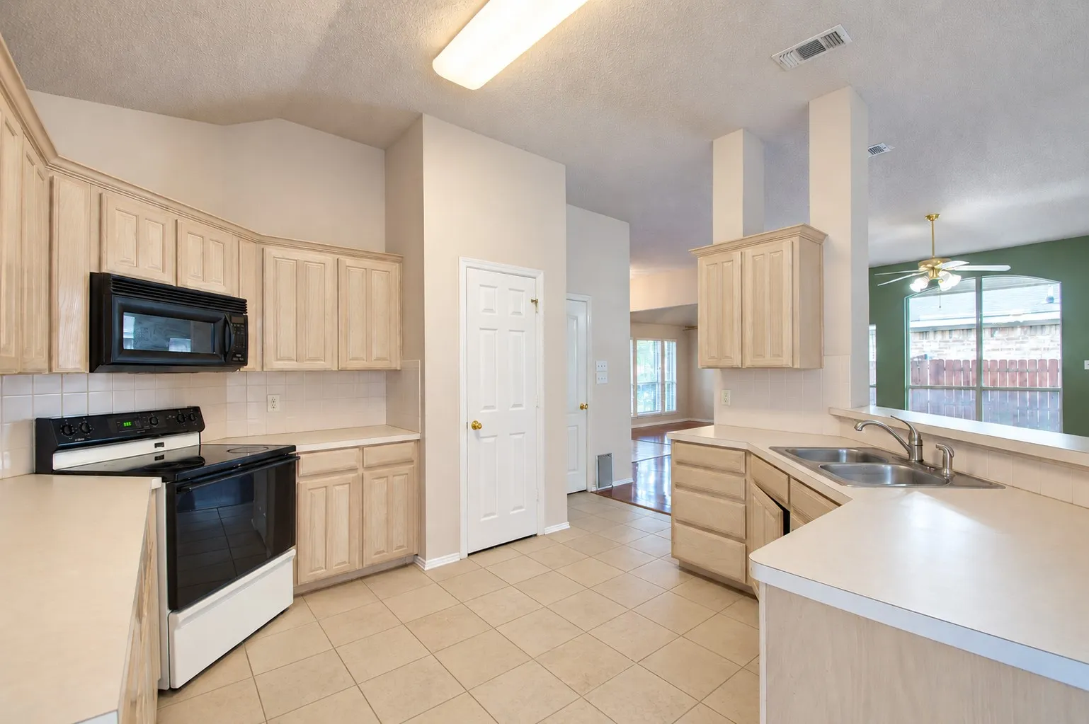 Single Family Residence For Sale in Tarrant County , 6917 Coldwater Canyon Road, Fort Worth, Texas 76132, 3 Bedroom, 2 Bathroom, 2 Garage spaces, 1,821 Sqft, built in 1999, mls#21402914, Real Estate Agent in Fort Worth, Homes For Sale in Tarrant county, Homes For Sale in Fort Worth, Realtor in Fort Worth Texas, Real Estate Brokerage Independent Realty Texas, Luminita Cordes Realtor