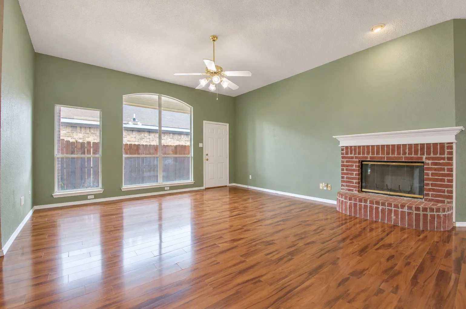 Single Family Residence For Sale in Tarrant County , 6917 Coldwater Canyon Road, Fort Worth, Texas 76132, 3 Bedroom, 2 Bathroom, 2 Garage spaces, 1,821 Sqft, built in 1999, mls#21402914, Real Estate Agent in Fort Worth, Homes For Sale in Tarrant county, Homes For Sale in Fort Worth, Realtor in Fort Worth Texas, Real Estate Brokerage Independent Realty Texas, Luminita Cordes Realtor