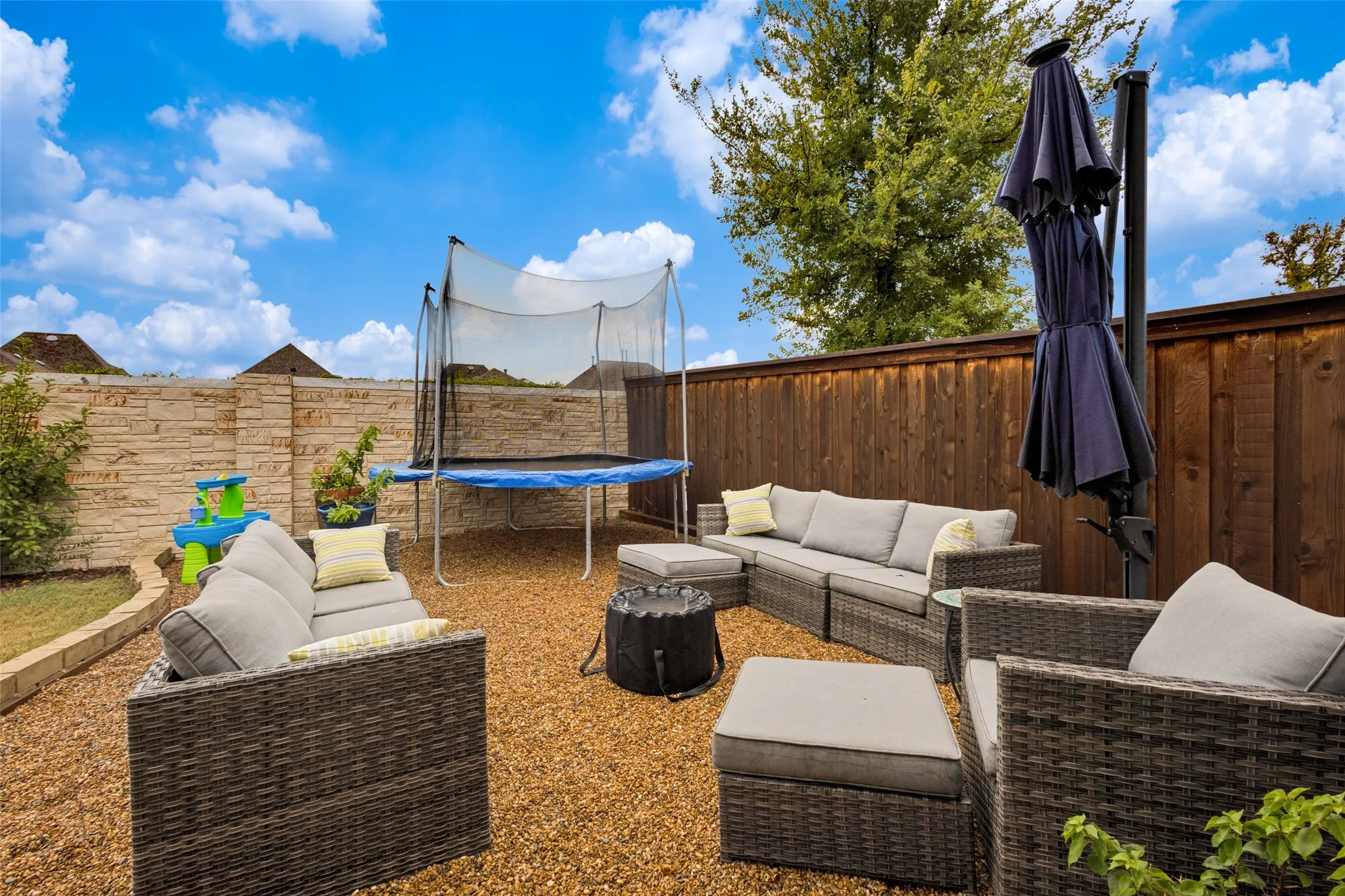 Outdoor sitting area, trampoline can stay ;)
