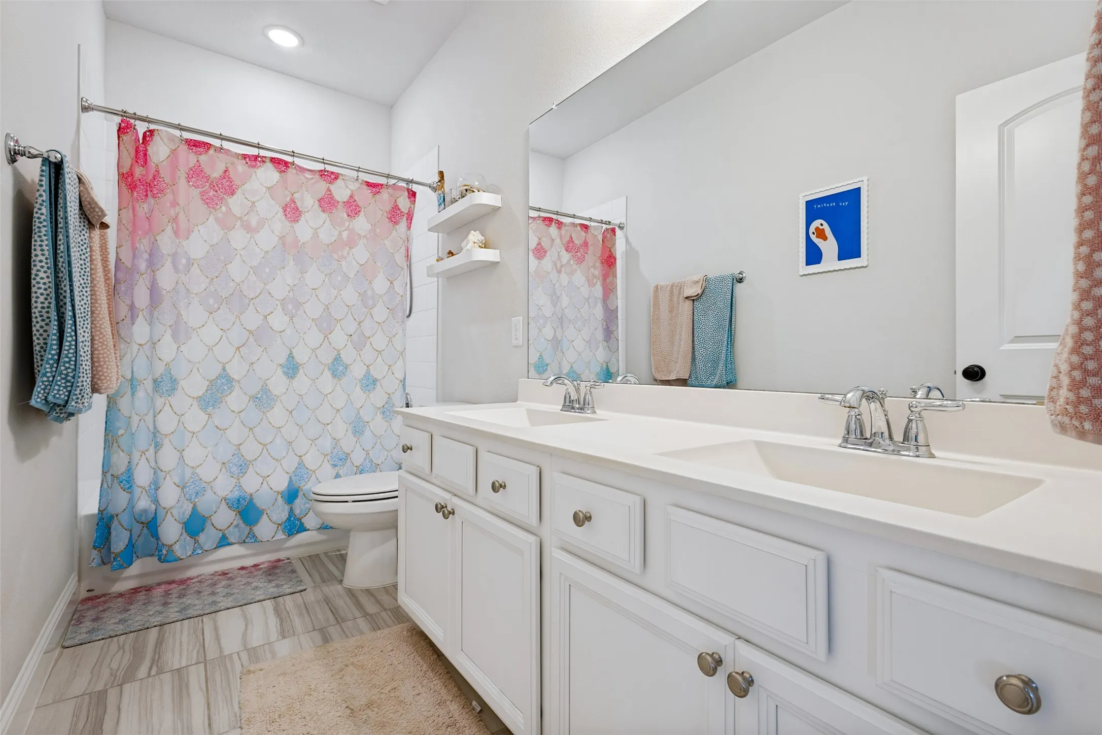 Upstairs full bath with duel sinks!!