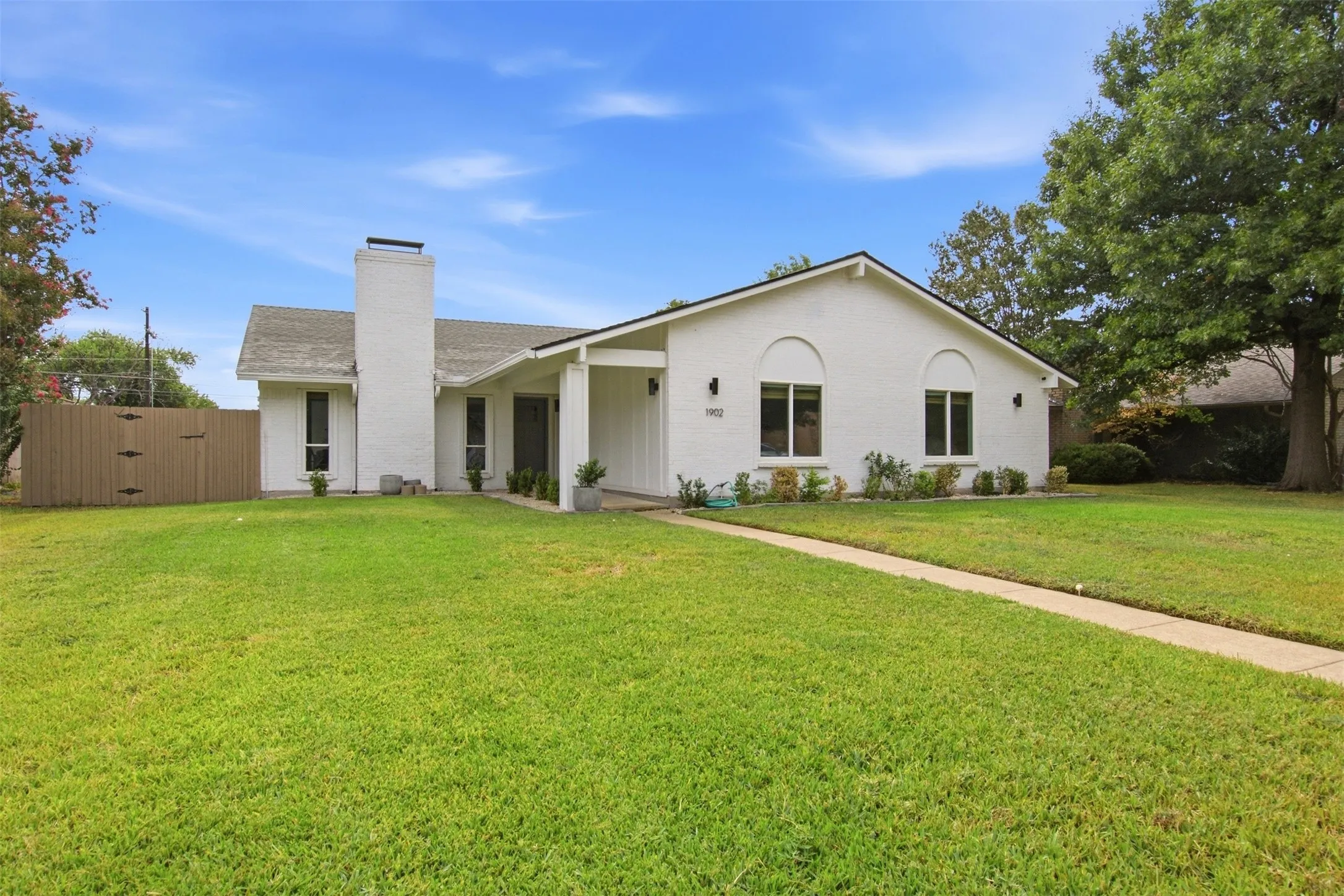 Single Family Residence For Sale in Dallas County , 1902 Baylor Drive, Richardson, Texas 75081, 3 Bedroom, 2 Bathroom, 2 Garage spaces, 1,821 Sqft, built in 1973, mls#21402904, Real Estate Agent in Richardson, Homes For Sale in Dallas county, Homes For Sale in Richardson, Realtor in Richardson Texas, Real Estate Brokerage Independent Realty Texas, Luminita Cordes Realtor