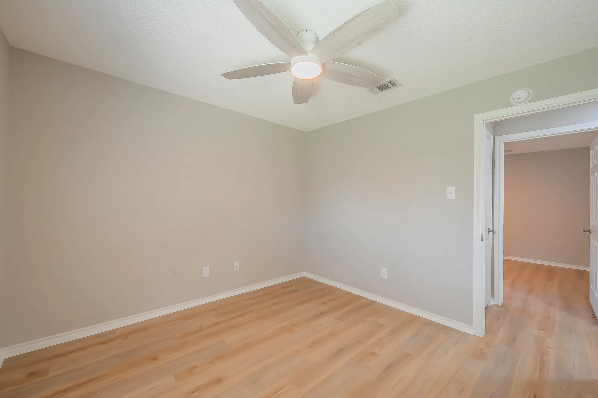 Single Family Residence For Sale in Tarrant County , 5029 Barberry Drive, Fort Worth, Texas 76133, 3 Bedroom, 2 Bathroom, 2 Garage spaces, 1,643 Sqft, built in 1990, mls#21402939, Real Estate Agent in Fort Worth, Homes For Sale in Tarrant county, Homes For Sale in Fort Worth, Realtor in Fort Worth Texas, Real Estate Brokerage Independent Realty Texas, Luminita Cordes Realtor