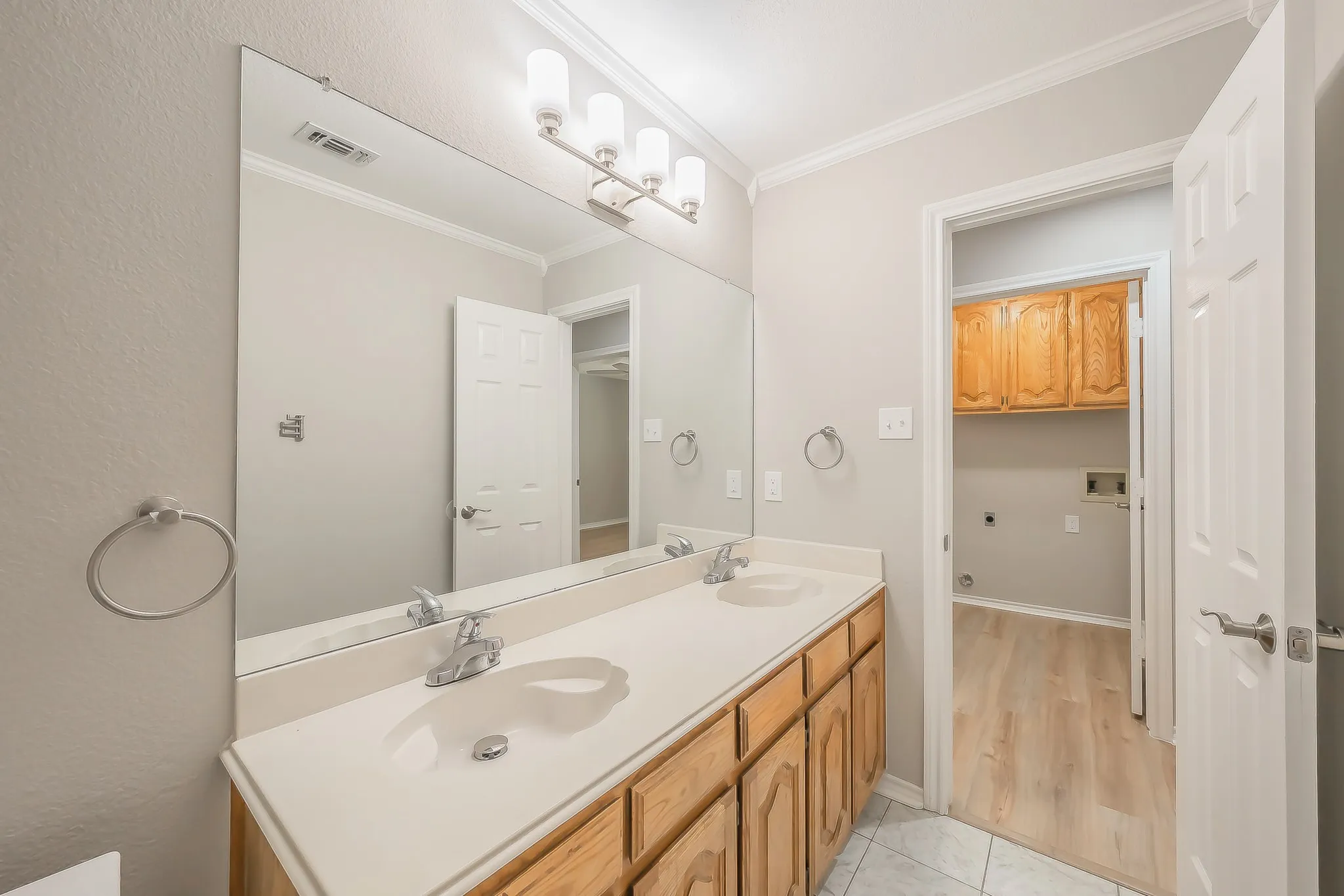Single Family Residence For Sale in Tarrant County , 5029 Barberry Drive, Fort Worth, Texas 76133, 3 Bedroom, 2 Bathroom, 2 Garage spaces, 1,643 Sqft, built in 1990, mls#21402939, Real Estate Agent in Fort Worth, Homes For Sale in Tarrant county, Homes For Sale in Fort Worth, Realtor in Fort Worth Texas, Real Estate Brokerage Independent Realty Texas, Luminita Cordes Realtor