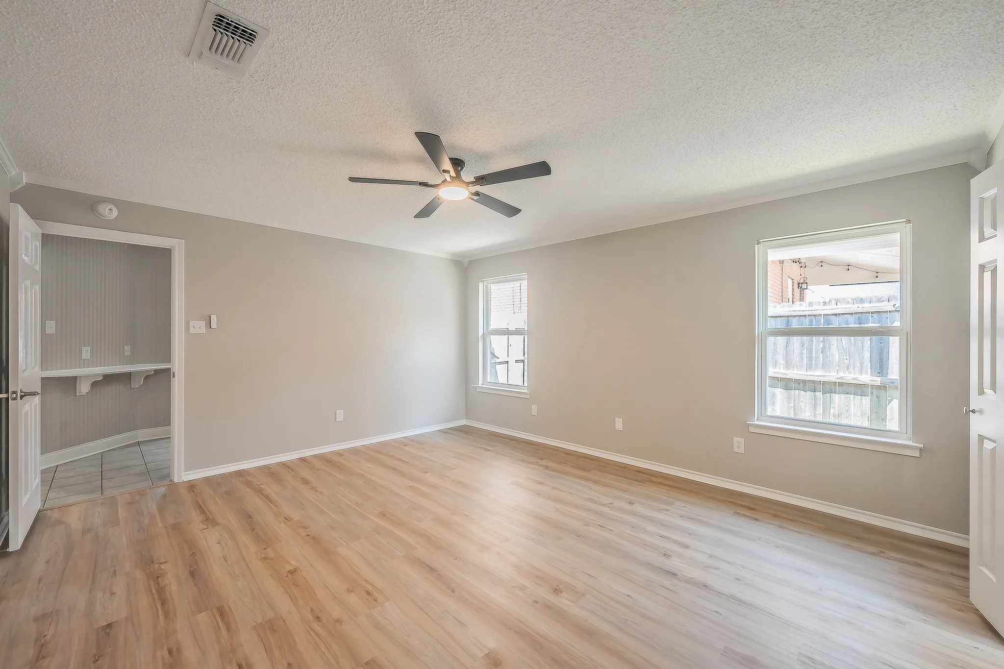 Single Family Residence For Sale in Tarrant County , 5029 Barberry Drive, Fort Worth, Texas 76133, 3 Bedroom, 2 Bathroom, 2 Garage spaces, 1,643 Sqft, built in 1990, mls#21402939, Real Estate Agent in Fort Worth, Homes For Sale in Tarrant county, Homes For Sale in Fort Worth, Realtor in Fort Worth Texas, Real Estate Brokerage Independent Realty Texas, Luminita Cordes Realtor