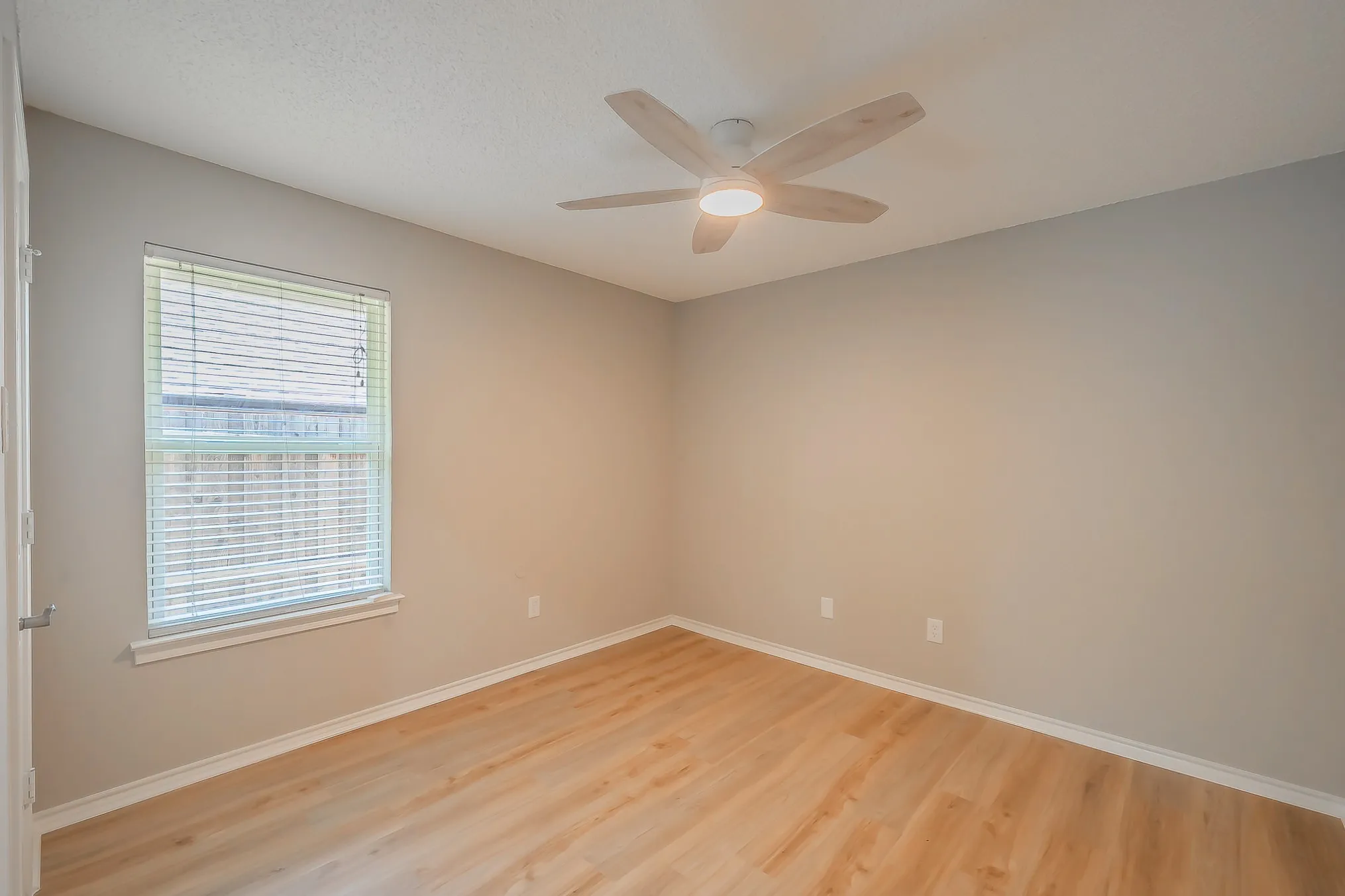 Single Family Residence For Sale in Tarrant County , 5029 Barberry Drive, Fort Worth, Texas 76133, 3 Bedroom, 2 Bathroom, 2 Garage spaces, 1,643 Sqft, built in 1990, mls#21402939, Real Estate Agent in Fort Worth, Homes For Sale in Tarrant county, Homes For Sale in Fort Worth, Realtor in Fort Worth Texas, Real Estate Brokerage Independent Realty Texas, Luminita Cordes Realtor