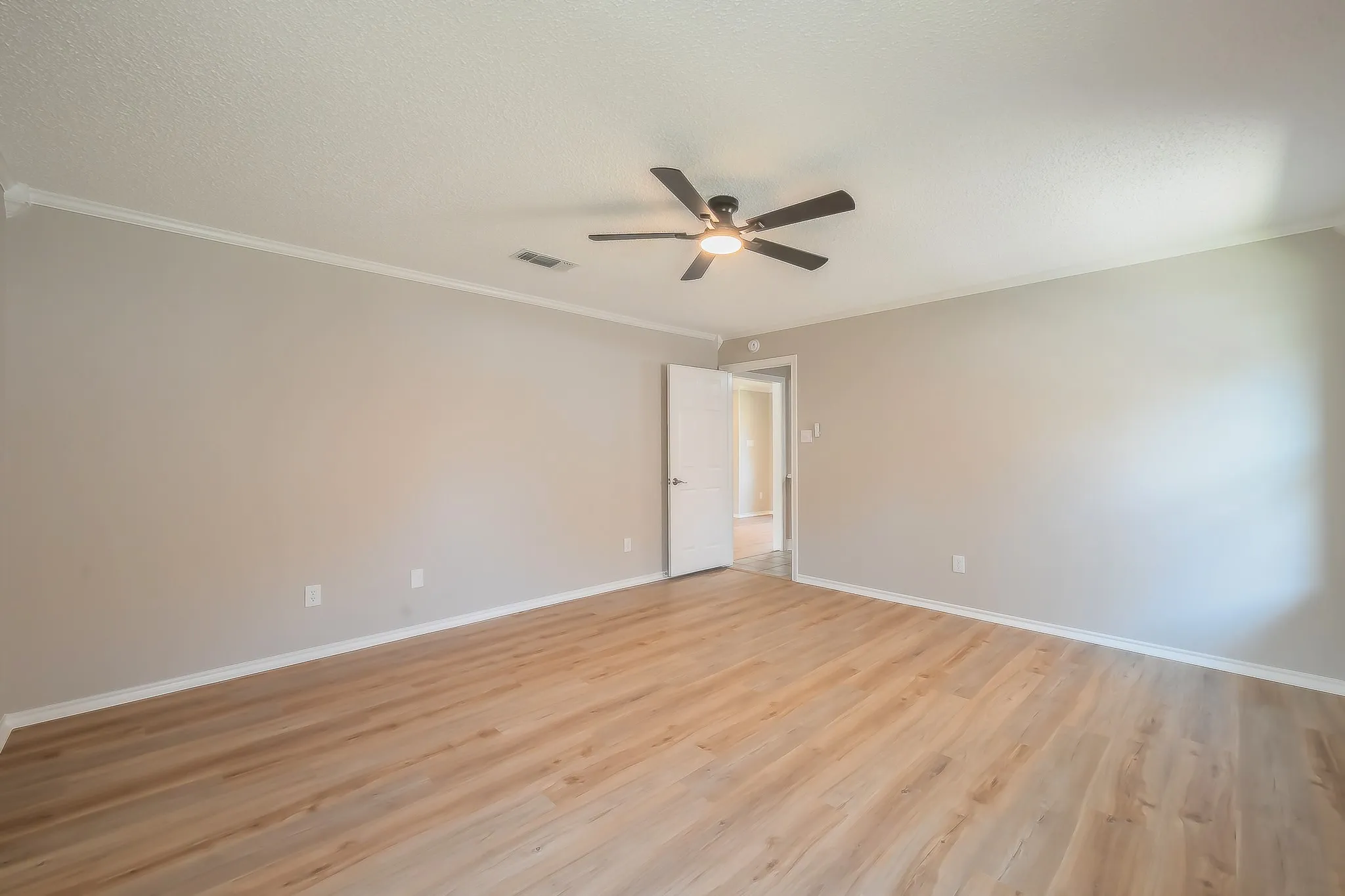 Single Family Residence For Sale in Tarrant County , 5029 Barberry Drive, Fort Worth, Texas 76133, 3 Bedroom, 2 Bathroom, 2 Garage spaces, 1,643 Sqft, built in 1990, mls#21402939, Real Estate Agent in Fort Worth, Homes For Sale in Tarrant county, Homes For Sale in Fort Worth, Realtor in Fort Worth Texas, Real Estate Brokerage Independent Realty Texas, Luminita Cordes Realtor