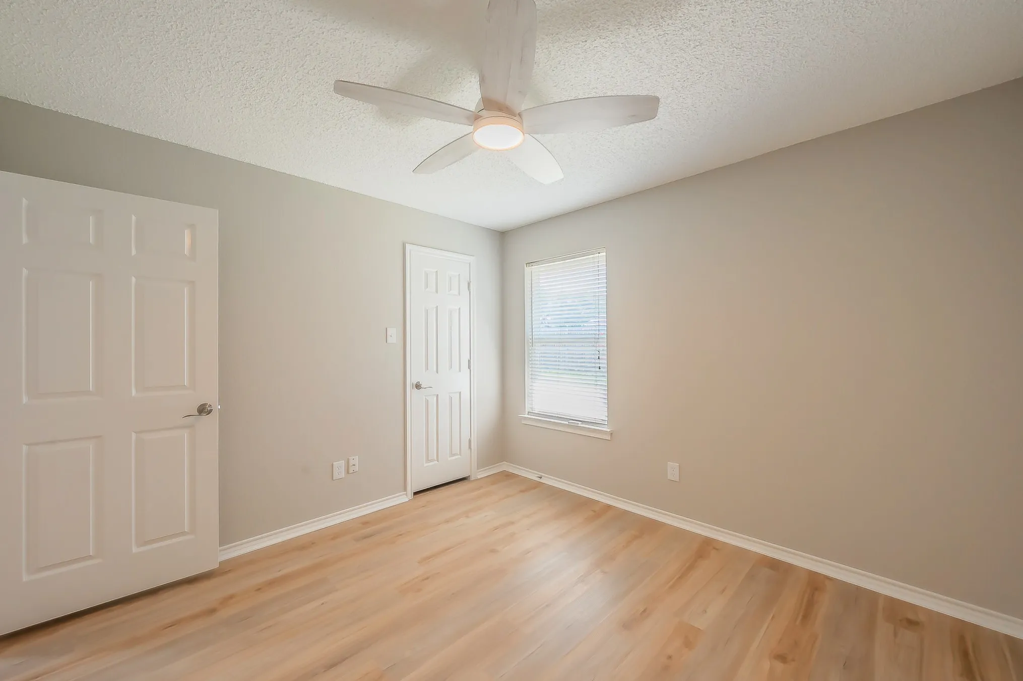 Single Family Residence For Sale in Tarrant County , 5029 Barberry Drive, Fort Worth, Texas 76133, 3 Bedroom, 2 Bathroom, 2 Garage spaces, 1,643 Sqft, built in 1990, mls#21402939, Real Estate Agent in Fort Worth, Homes For Sale in Tarrant county, Homes For Sale in Fort Worth, Realtor in Fort Worth Texas, Real Estate Brokerage Independent Realty Texas, Luminita Cordes Realtor