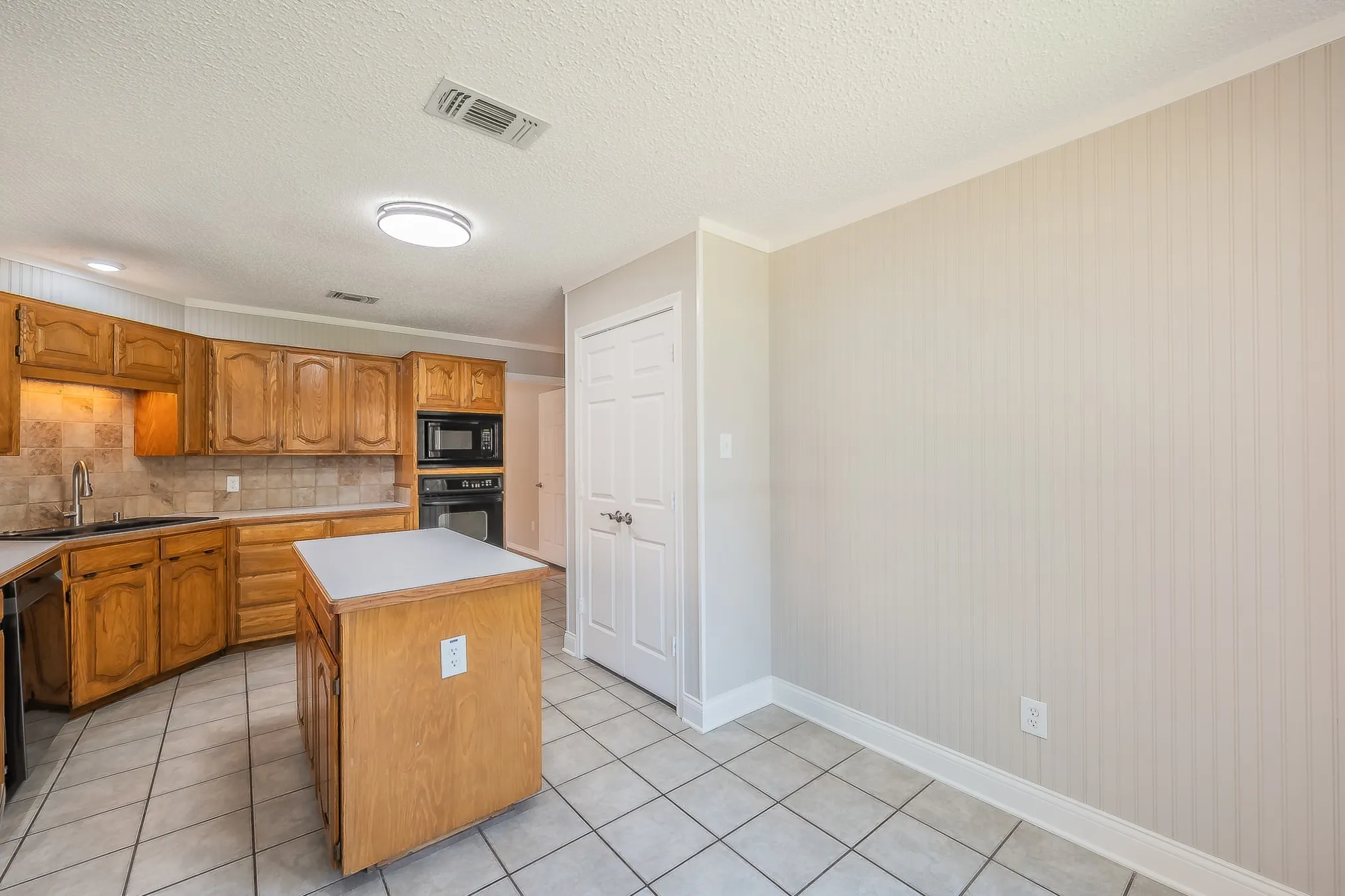 Single Family Residence For Sale in Tarrant County , 5029 Barberry Drive, Fort Worth, Texas 76133, 3 Bedroom, 2 Bathroom, 2 Garage spaces, 1,643 Sqft, built in 1990, mls#21402939, Real Estate Agent in Fort Worth, Homes For Sale in Tarrant county, Homes For Sale in Fort Worth, Realtor in Fort Worth Texas, Real Estate Brokerage Independent Realty Texas, Luminita Cordes Realtor