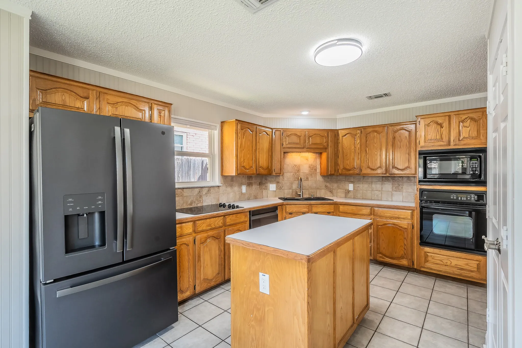 Single Family Residence For Sale in Tarrant County , 5029 Barberry Drive, Fort Worth, Texas 76133, 3 Bedroom, 2 Bathroom, 2 Garage spaces, 1,643 Sqft, built in 1990, mls#21402939, Real Estate Agent in Fort Worth, Homes For Sale in Tarrant county, Homes For Sale in Fort Worth, Realtor in Fort Worth Texas, Real Estate Brokerage Independent Realty Texas, Luminita Cordes Realtor