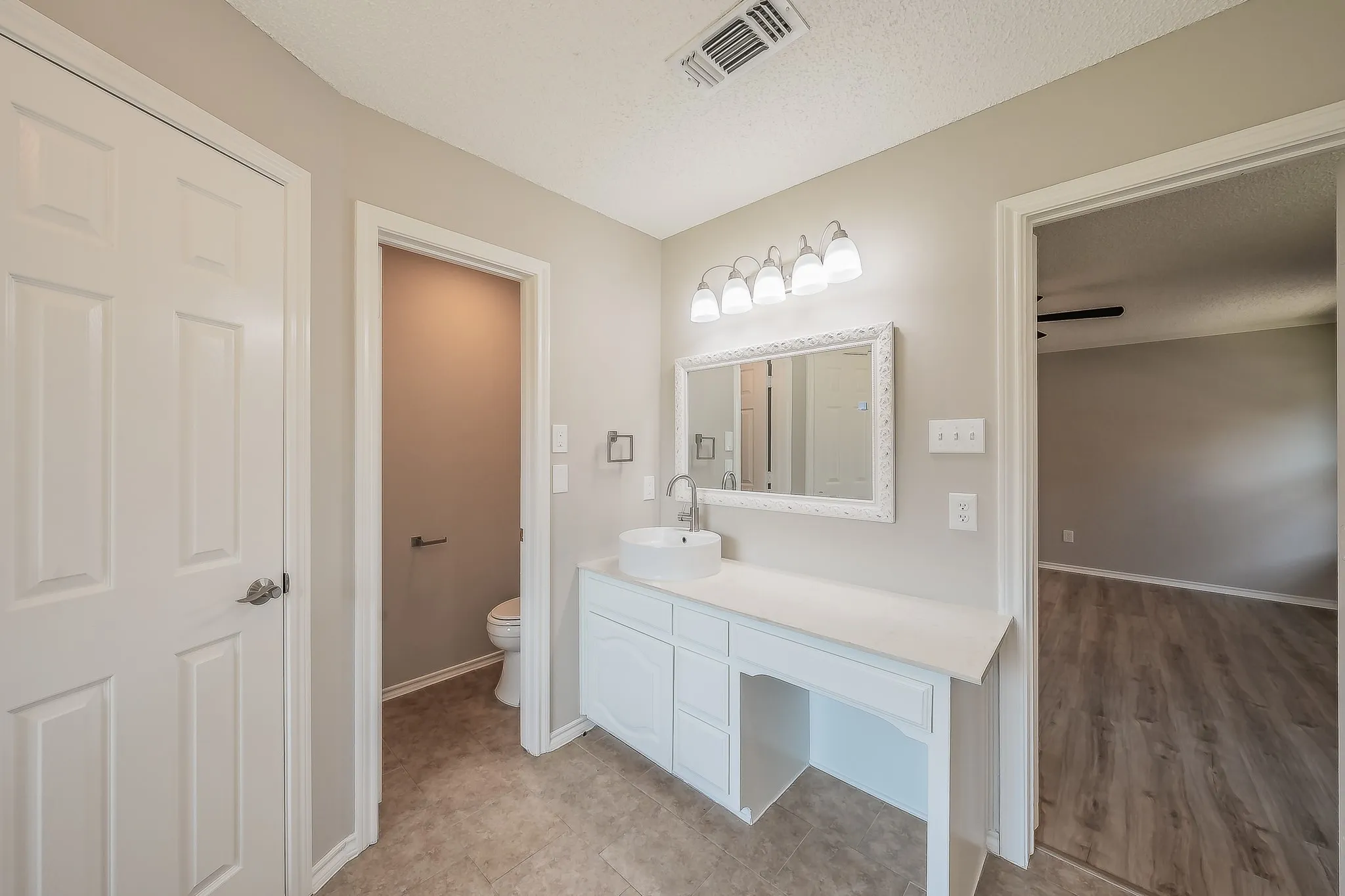 Single Family Residence For Sale in Tarrant County , 5029 Barberry Drive, Fort Worth, Texas 76133, 3 Bedroom, 2 Bathroom, 2 Garage spaces, 1,643 Sqft, built in 1990, mls#21402939, Real Estate Agent in Fort Worth, Homes For Sale in Tarrant county, Homes For Sale in Fort Worth, Realtor in Fort Worth Texas, Real Estate Brokerage Independent Realty Texas, Luminita Cordes Realtor