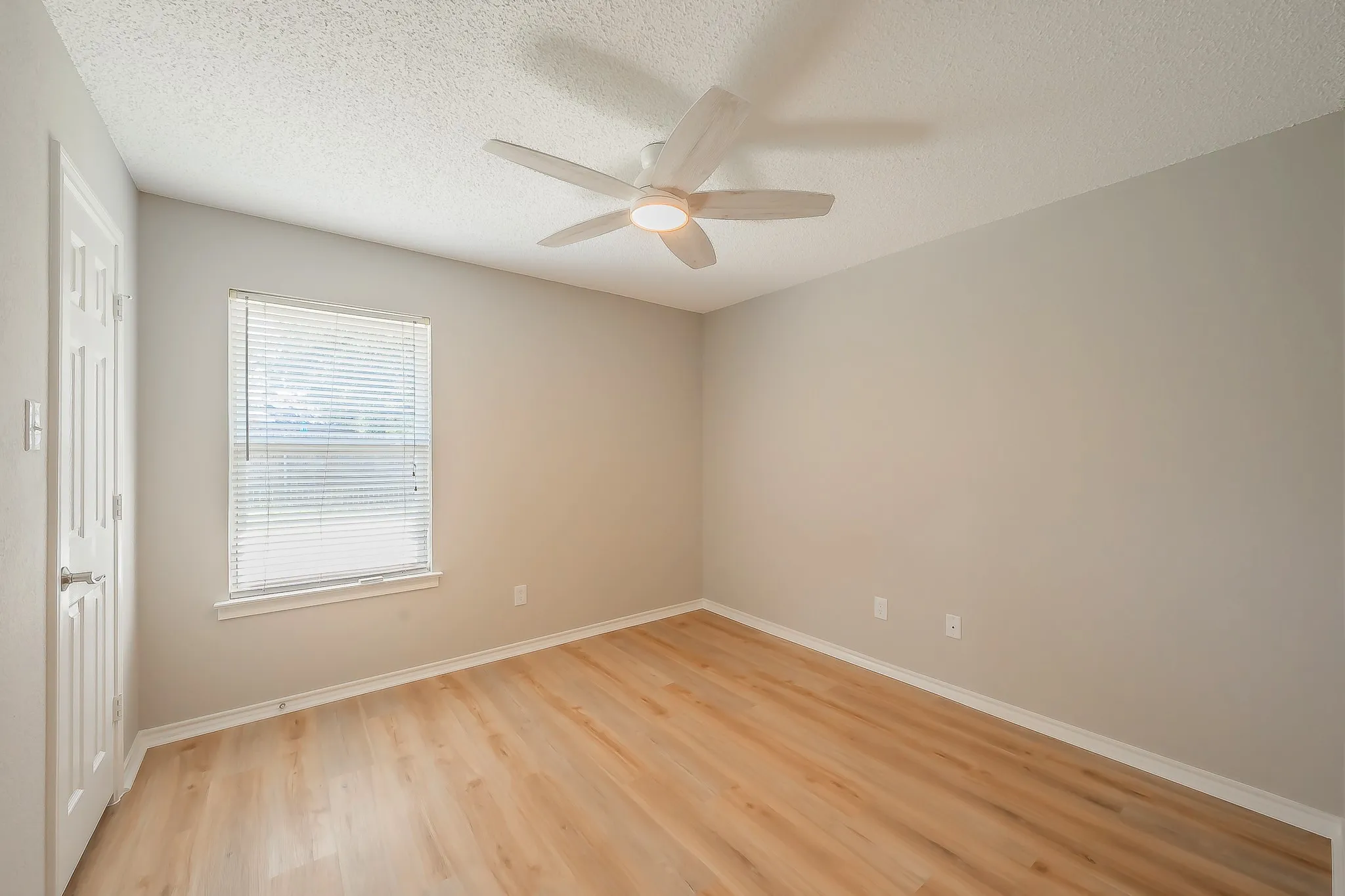 Single Family Residence For Sale in Tarrant County , 5029 Barberry Drive, Fort Worth, Texas 76133, 3 Bedroom, 2 Bathroom, 2 Garage spaces, 1,643 Sqft, built in 1990, mls#21402939, Real Estate Agent in Fort Worth, Homes For Sale in Tarrant county, Homes For Sale in Fort Worth, Realtor in Fort Worth Texas, Real Estate Brokerage Independent Realty Texas, Luminita Cordes Realtor