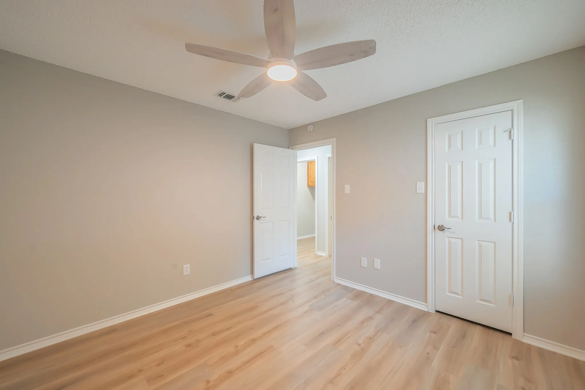 Single Family Residence For Sale in Tarrant County , 5029 Barberry Drive, Fort Worth, Texas 76133, 3 Bedroom, 2 Bathroom, 2 Garage spaces, 1,643 Sqft, built in 1990, mls#21402939, Real Estate Agent in Fort Worth, Homes For Sale in Tarrant county, Homes For Sale in Fort Worth, Realtor in Fort Worth Texas, Real Estate Brokerage Independent Realty Texas, Luminita Cordes Realtor