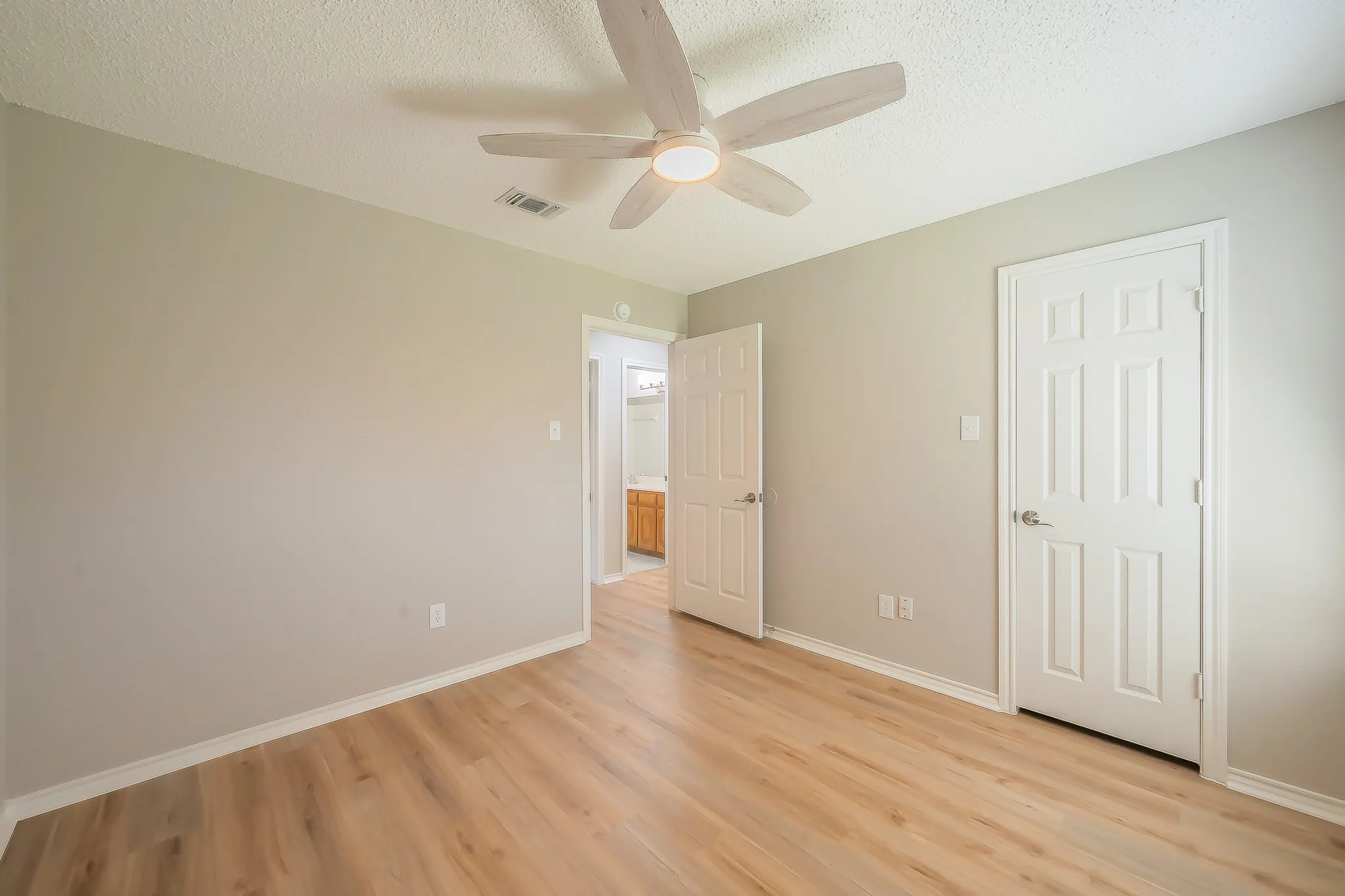 Single Family Residence For Sale in Tarrant County , 5029 Barberry Drive, Fort Worth, Texas 76133, 3 Bedroom, 2 Bathroom, 2 Garage spaces, 1,643 Sqft, built in 1990, mls#21402939, Real Estate Agent in Fort Worth, Homes For Sale in Tarrant county, Homes For Sale in Fort Worth, Realtor in Fort Worth Texas, Real Estate Brokerage Independent Realty Texas, Luminita Cordes Realtor