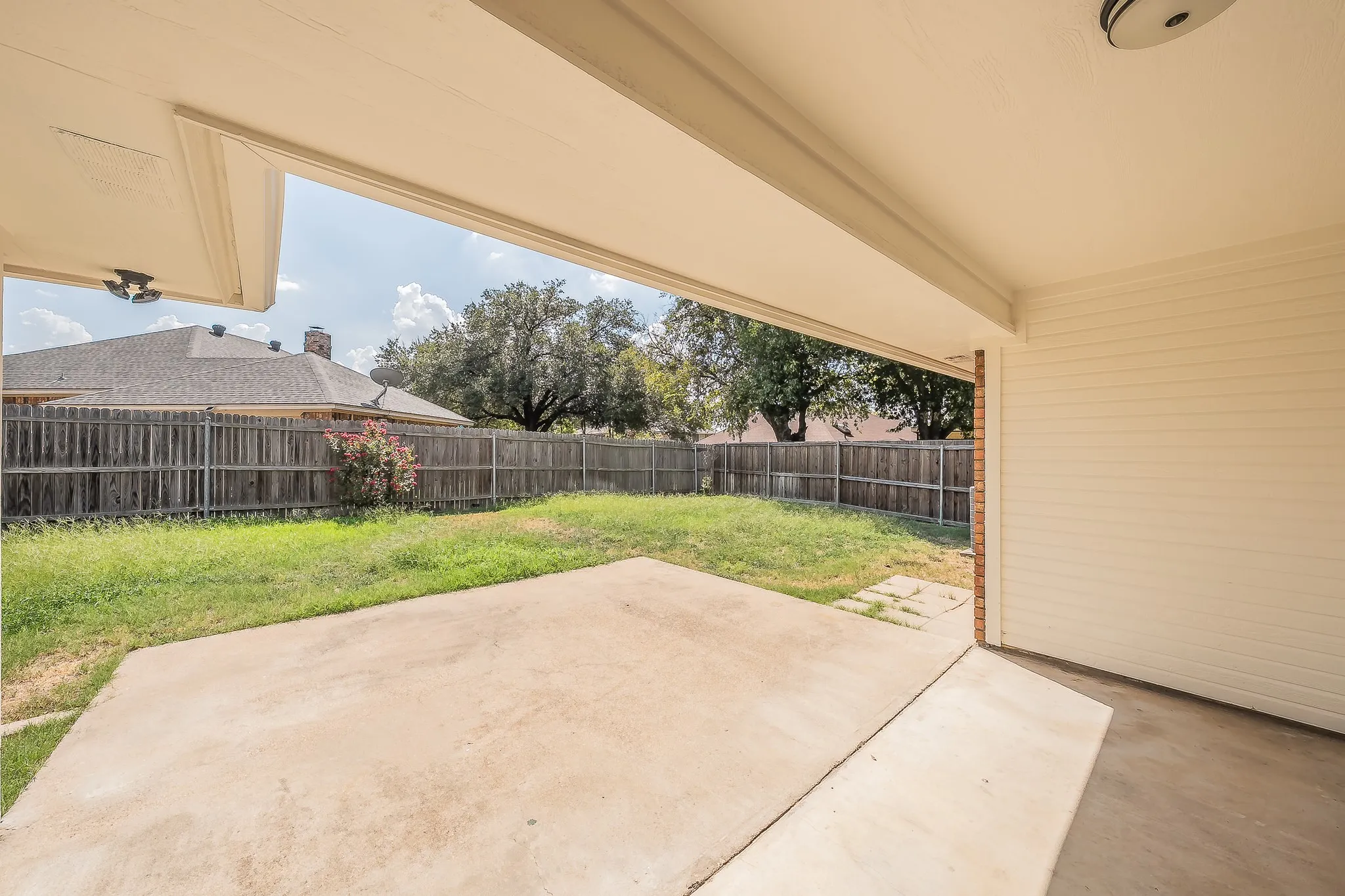 Single Family Residence For Sale in Tarrant County , 5029 Barberry Drive, Fort Worth, Texas 76133, 3 Bedroom, 2 Bathroom, 2 Garage spaces, 1,643 Sqft, built in 1990, mls#21402939, Real Estate Agent in Fort Worth, Homes For Sale in Tarrant county, Homes For Sale in Fort Worth, Realtor in Fort Worth Texas, Real Estate Brokerage Independent Realty Texas, Luminita Cordes Realtor