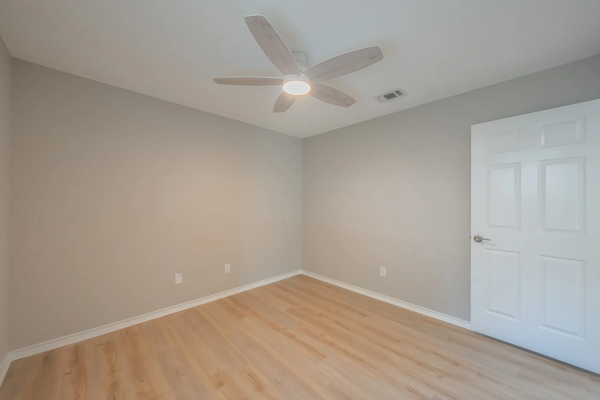 Single Family Residence For Sale in Tarrant County , 5029 Barberry Drive, Fort Worth, Texas 76133, 3 Bedroom, 2 Bathroom, 2 Garage spaces, 1,643 Sqft, built in 1990, mls#21402939, Real Estate Agent in Fort Worth, Homes For Sale in Tarrant county, Homes For Sale in Fort Worth, Realtor in Fort Worth Texas, Real Estate Brokerage Independent Realty Texas, Luminita Cordes Realtor
