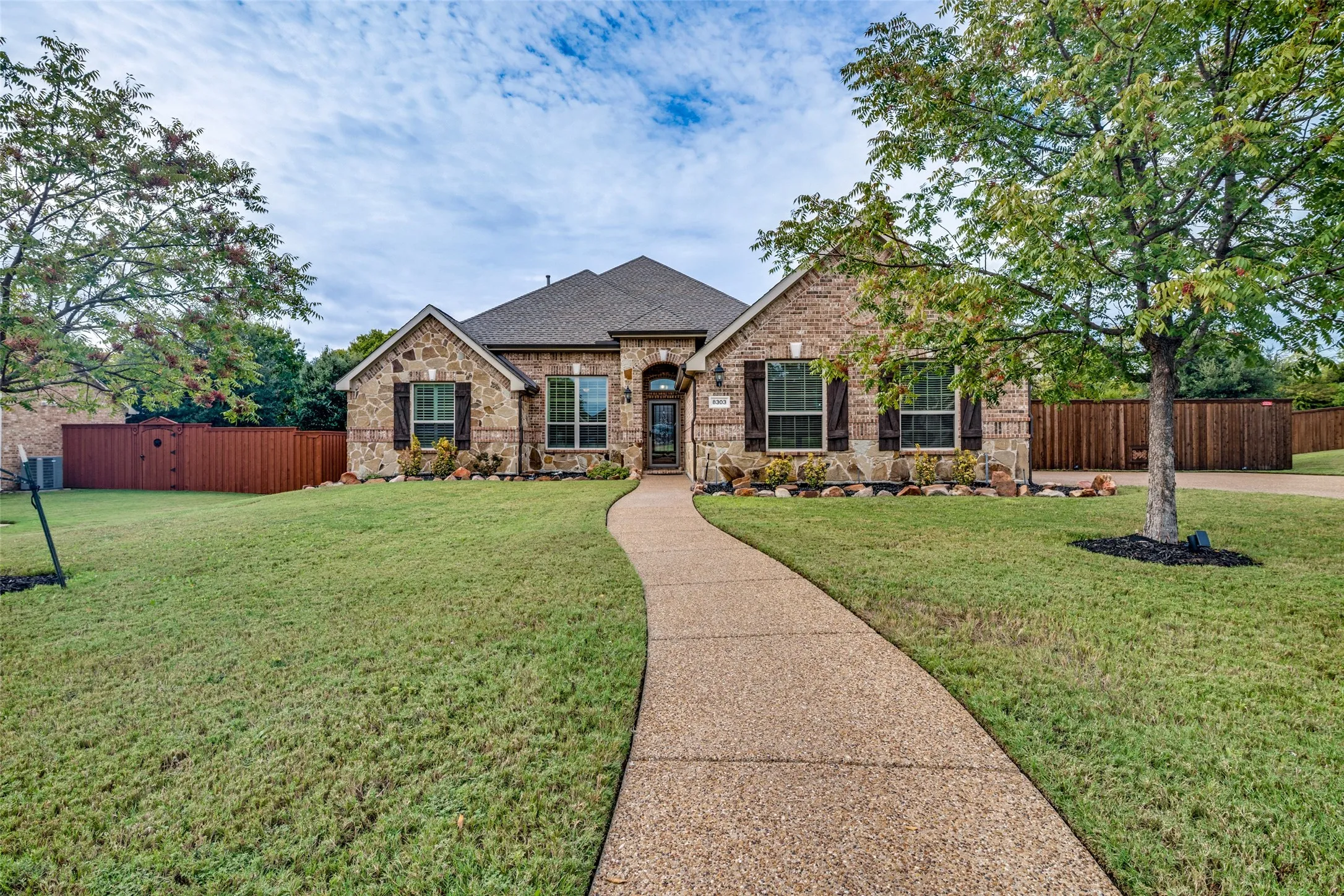 Single Family Residence For Sale in Dallas County , 8303 Lake Valley Court, Rowlett, Texas 75089, 4 Bedroom, 3 Bathroom, 3 Garage spaces, 2,564 Sqft, built in 2012, mls#21401810, Real Estate Agent in Rowlett, Homes For Sale in Dallas county, Homes For Sale in Rowlett, Realtor in Rowlett Texas, Real Estate Brokerage Independent Realty Texas, Luminita Cordes Realtor