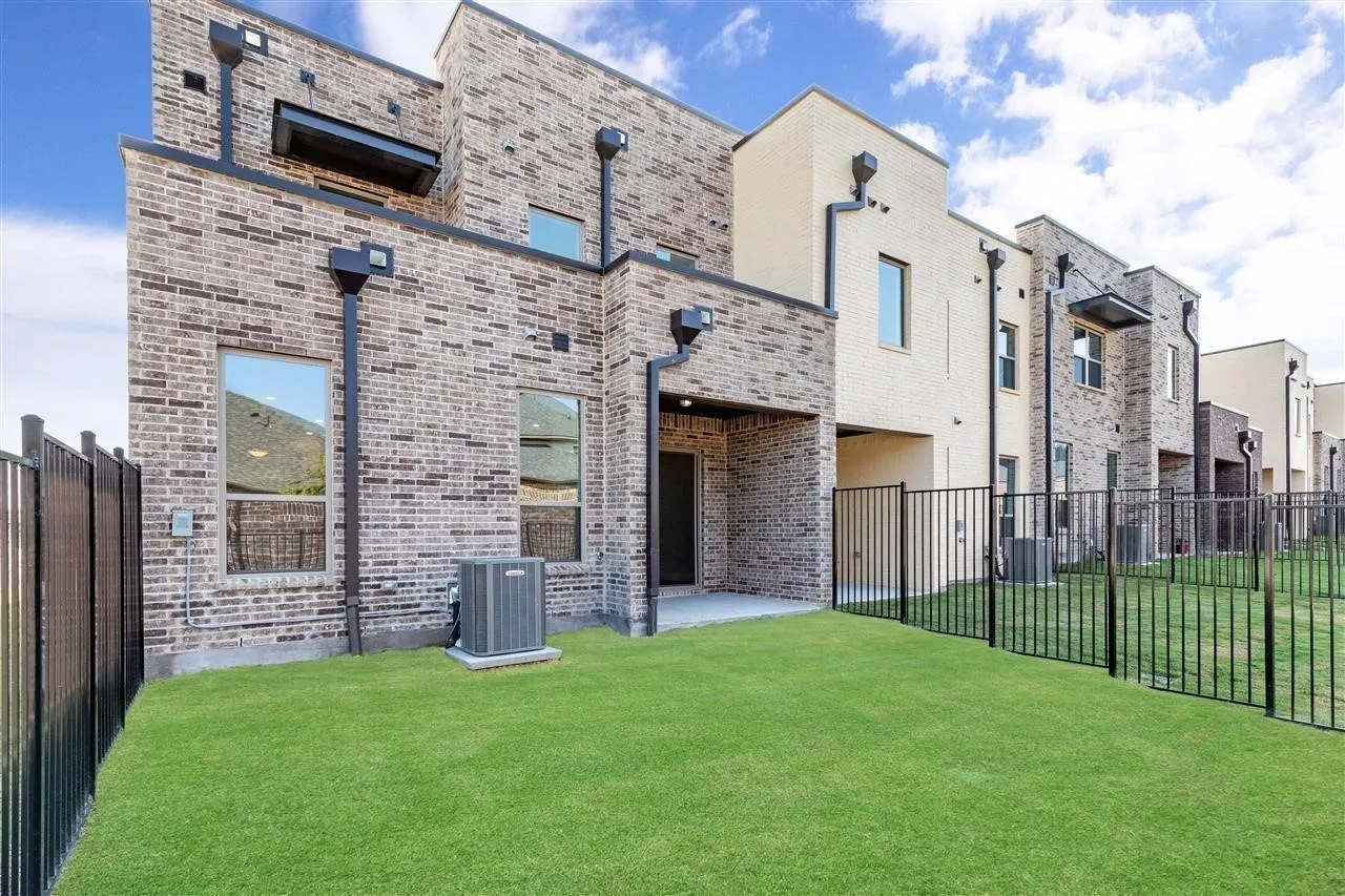 Townhouse For Rent in Collin County , 1050 Maverick Drive, Allen, Texas 75013, 3 Bedroom, 3 Bathroom, 2 Garage spaces, 1,945 Sqft, built in 2020, mls#21402934, Real Estate Agent in Allen, Homes For Rent in Collin county, Homes For Rent in Allen, Realtor in Allen Texas, Real Estate Brokerage Independent Realty Texas, Luminita Cordes Realtor