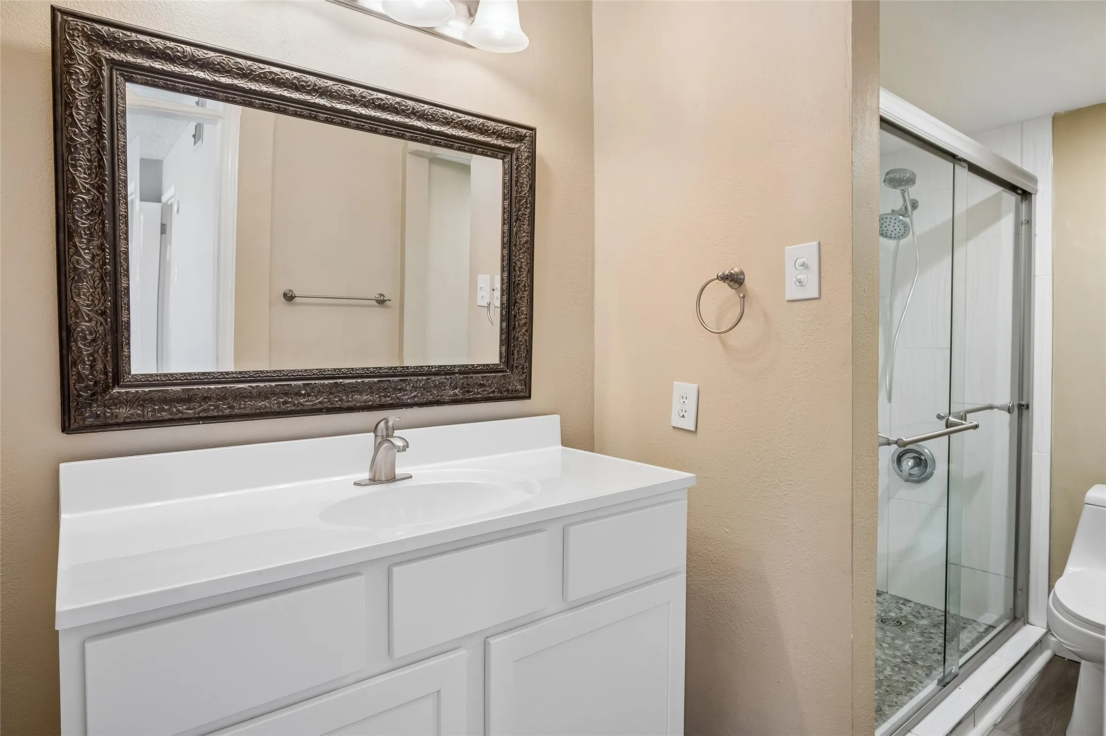 Ensuite bath from bedroom