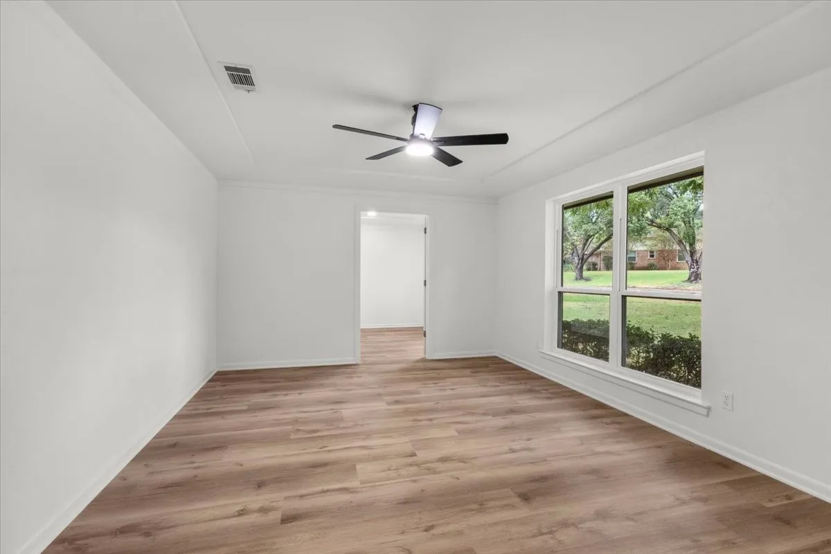 Dining / Sitting room to front.