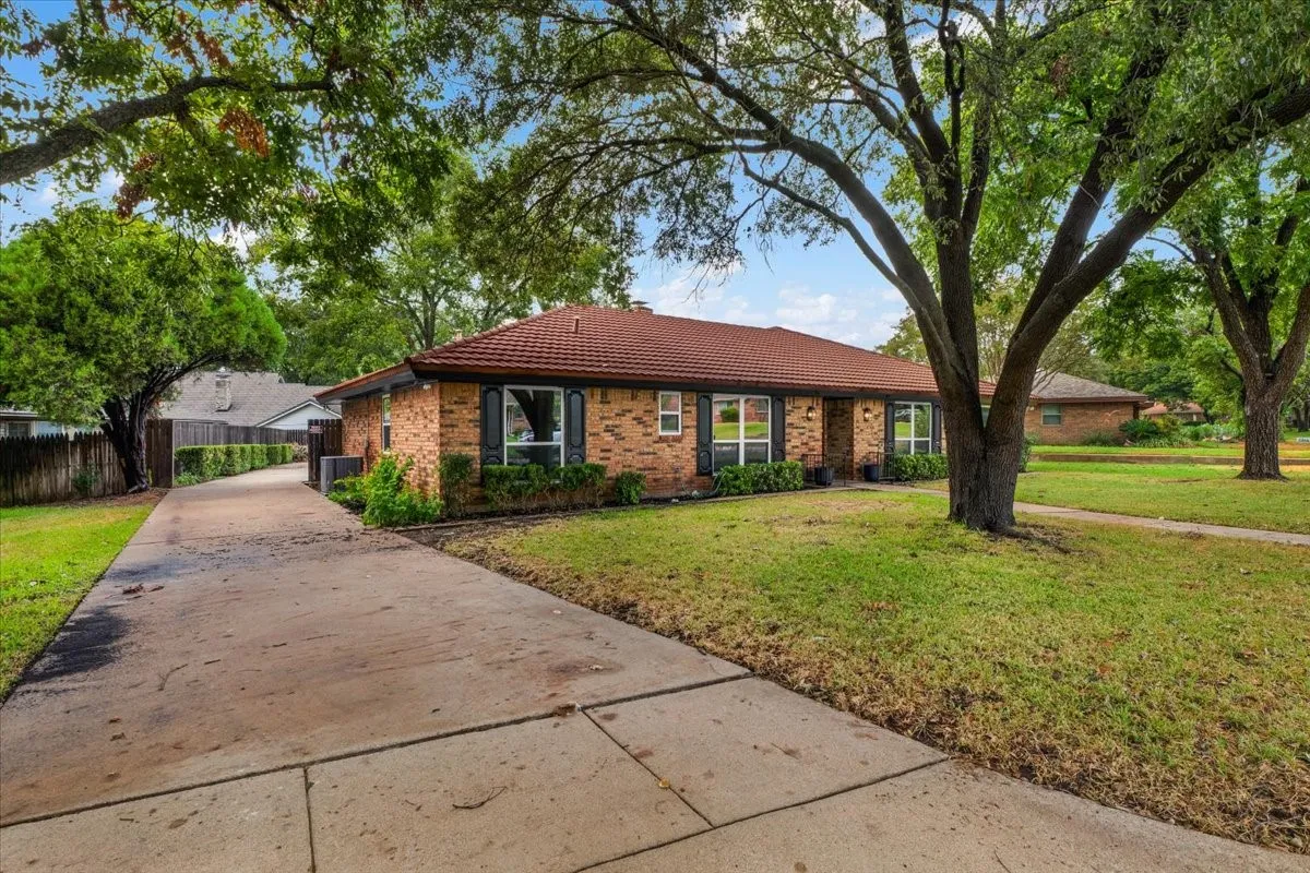 Single Family Residence For Sale in Tarrant County , 4345 Rota Circle, Fort Worth, Texas 76133, 4 Bedroom, 3 Bathroom, 2 Garage spaces, 2,275 Sqft, built in 1974, mls#21402379, Real Estate Agent in Fort Worth, Homes For Sale in Tarrant county, Homes For Sale in Fort Worth, Realtor in Fort Worth Texas, Real Estate Brokerage Independent Realty Texas, Luminita Cordes Realtor