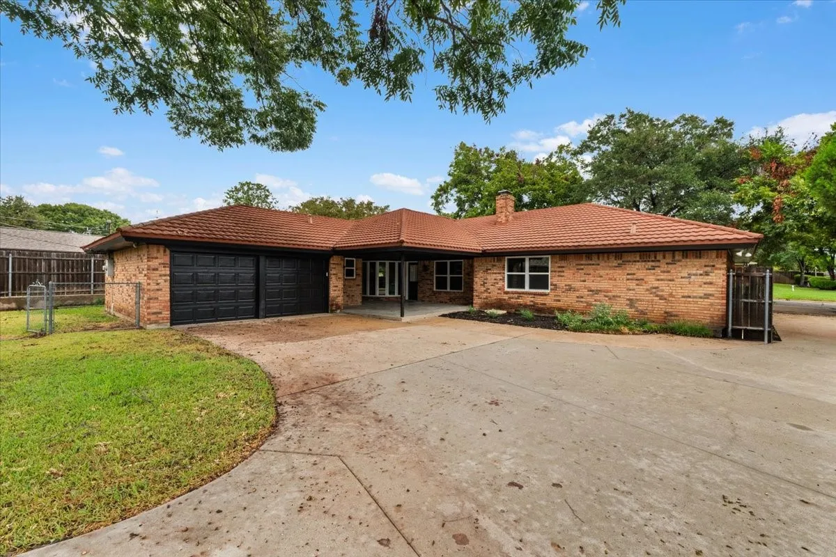 Single Family Residence For Sale in Tarrant County , 4345 Rota Circle, Fort Worth, Texas 76133, 4 Bedroom, 3 Bathroom, 2 Garage spaces, 2,275 Sqft, built in 1974, mls#21402379, Real Estate Agent in Fort Worth, Homes For Sale in Tarrant county, Homes For Sale in Fort Worth, Realtor in Fort Worth Texas, Real Estate Brokerage Independent Realty Texas, Luminita Cordes Realtor