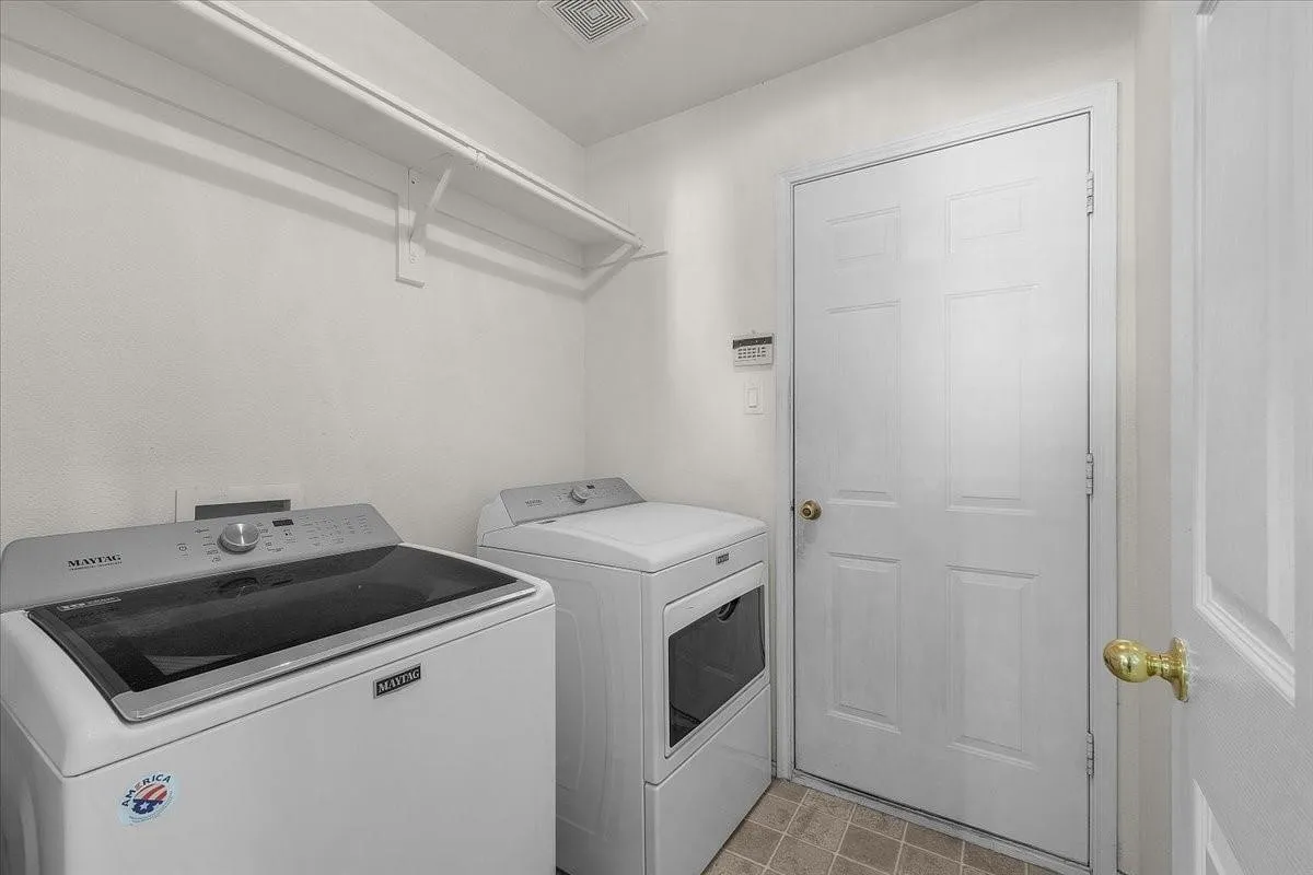 Single Family Residence For Sale in Tarrant County , 7008 Denver City Drive, Fort Worth, Texas 76179, 3 Bedroom, 2 Bathroom, 2 Garage spaces, 1,664 Sqft, built in 2002, mls#21402964, Real Estate Agent in Fort Worth, Homes For Sale in Tarrant county, Homes For Sale in Fort Worth, Realtor in Fort Worth Texas, Real Estate Brokerage Independent Realty Texas, Luminita Cordes Realtor