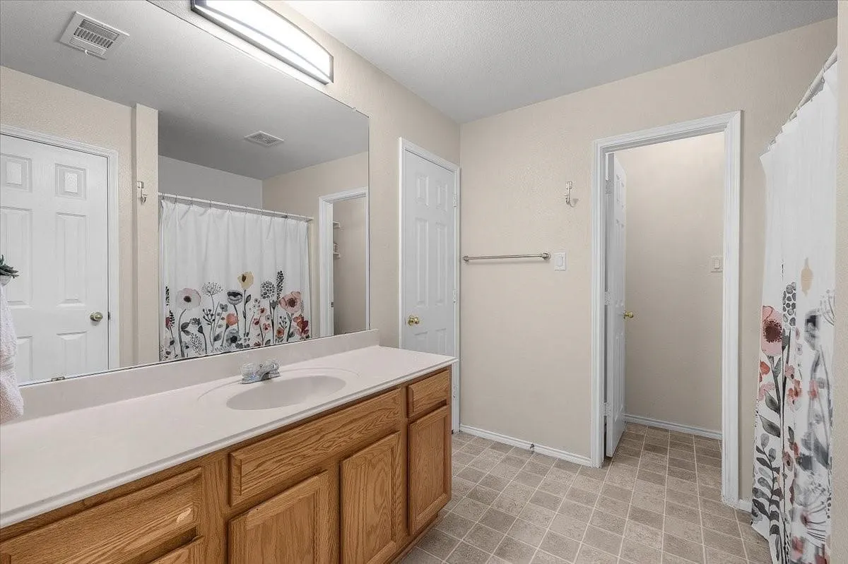 Single Family Residence For Sale in Tarrant County , 7008 Denver City Drive, Fort Worth, Texas 76179, 3 Bedroom, 2 Bathroom, 2 Garage spaces, 1,664 Sqft, built in 2002, mls#21402964, Real Estate Agent in Fort Worth, Homes For Sale in Tarrant county, Homes For Sale in Fort Worth, Realtor in Fort Worth Texas, Real Estate Brokerage Independent Realty Texas, Luminita Cordes Realtor