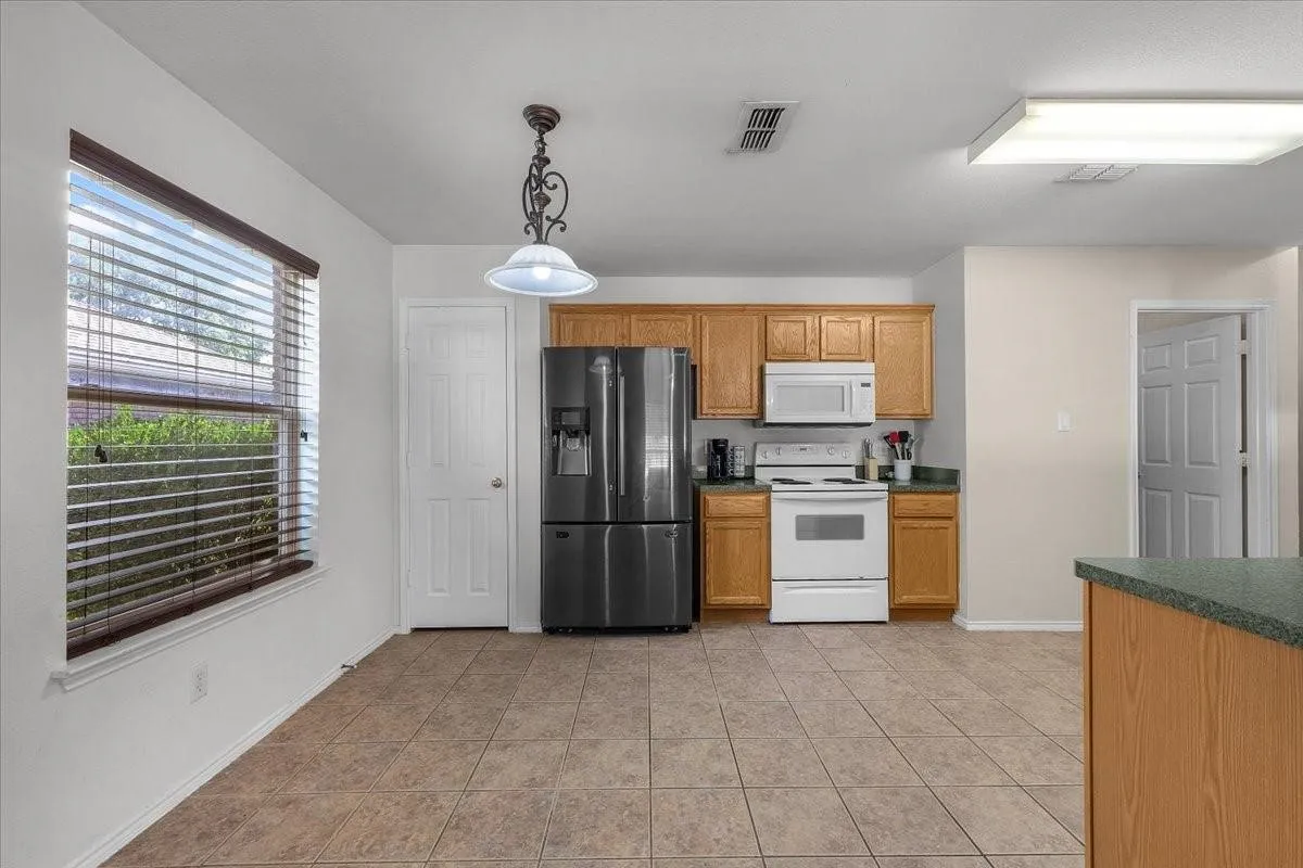 Single Family Residence For Sale in Tarrant County , 7008 Denver City Drive, Fort Worth, Texas 76179, 3 Bedroom, 2 Bathroom, 2 Garage spaces, 1,664 Sqft, built in 2002, mls#21402964, Real Estate Agent in Fort Worth, Homes For Sale in Tarrant county, Homes For Sale in Fort Worth, Realtor in Fort Worth Texas, Real Estate Brokerage Independent Realty Texas, Luminita Cordes Realtor