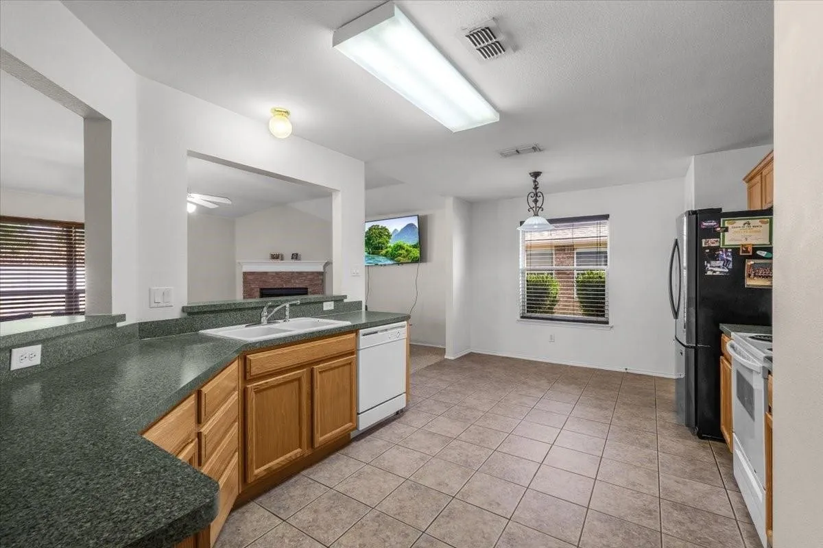 Single Family Residence For Sale in Tarrant County , 7008 Denver City Drive, Fort Worth, Texas 76179, 3 Bedroom, 2 Bathroom, 2 Garage spaces, 1,664 Sqft, built in 2002, mls#21402964, Real Estate Agent in Fort Worth, Homes For Sale in Tarrant county, Homes For Sale in Fort Worth, Realtor in Fort Worth Texas, Real Estate Brokerage Independent Realty Texas, Luminita Cordes Realtor